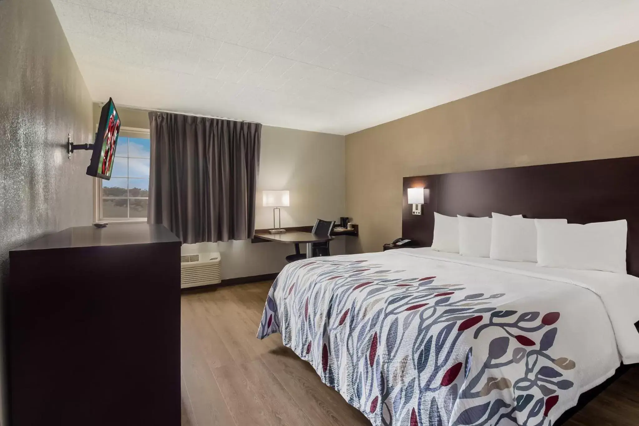 Superior King Room with Kitchenette Non-Smoking in Red Roof Inn New Stanton Superior King Room with Kitchenette Non-Smoking in Red Roof Inn New Stanton