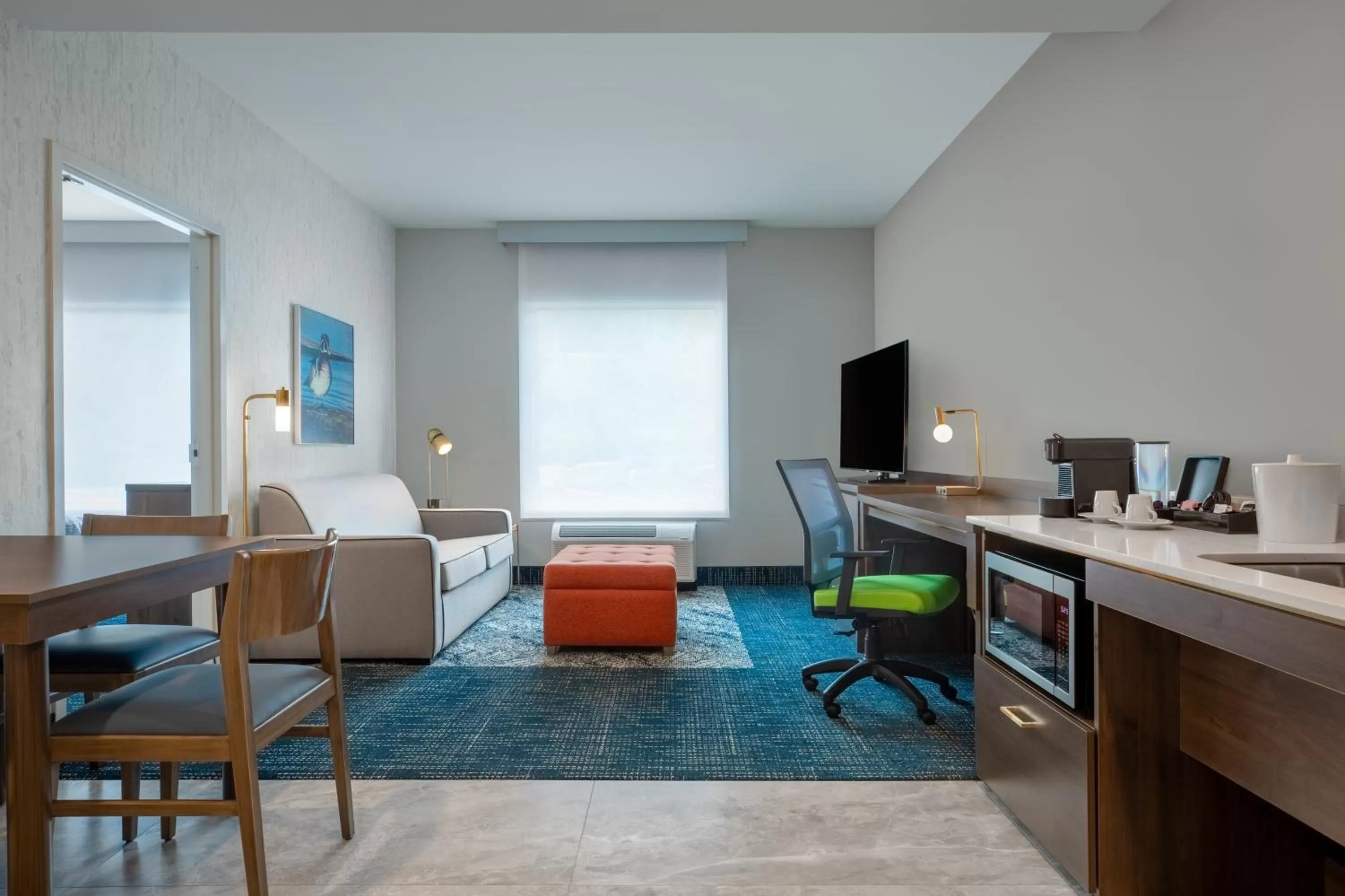 Living room, Bed in Home2 Suites By Hilton Huntsville