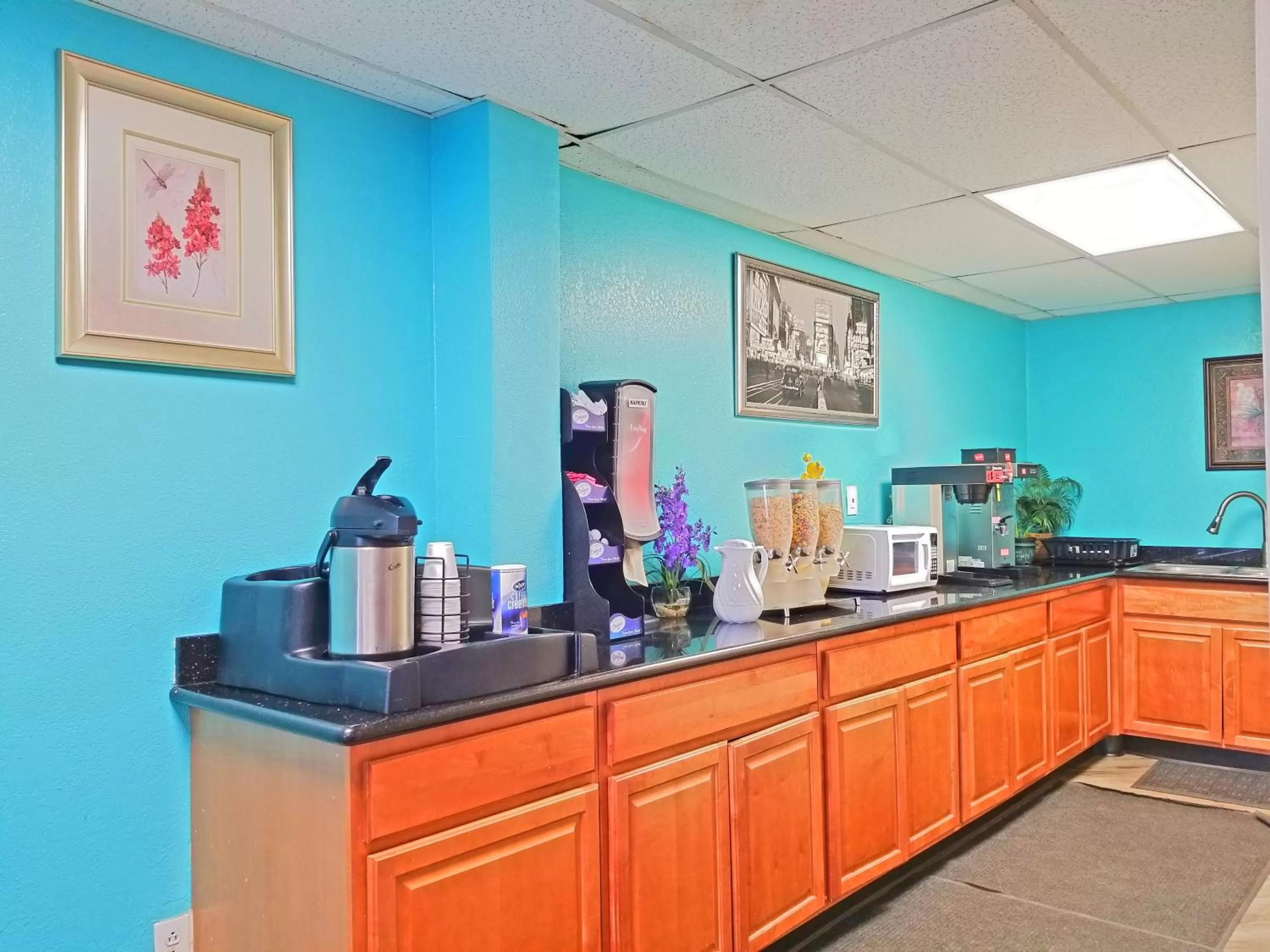 Food and drinks in Howard Johnson by Wyndham Houston Hobby Airport