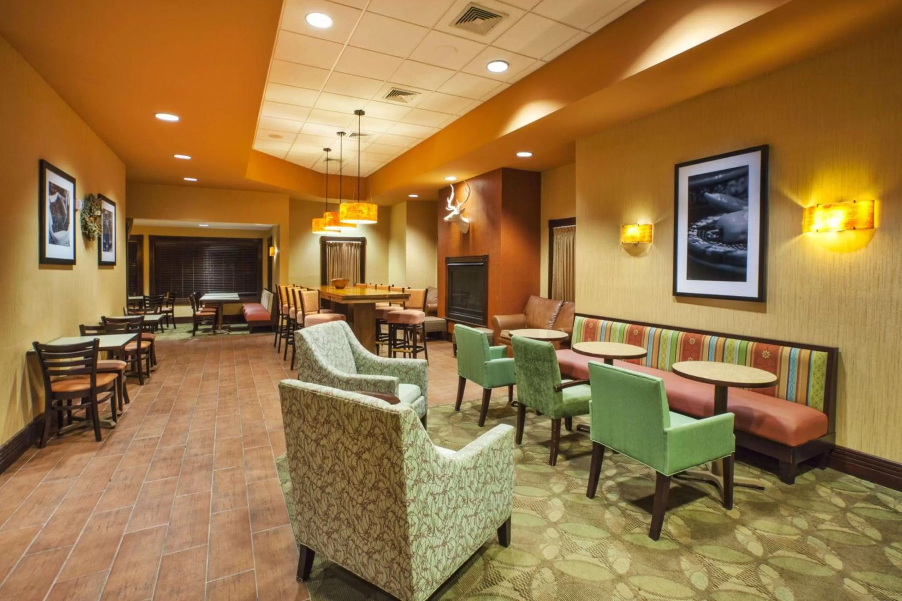 Dining area in Hampton Inn Gaylord