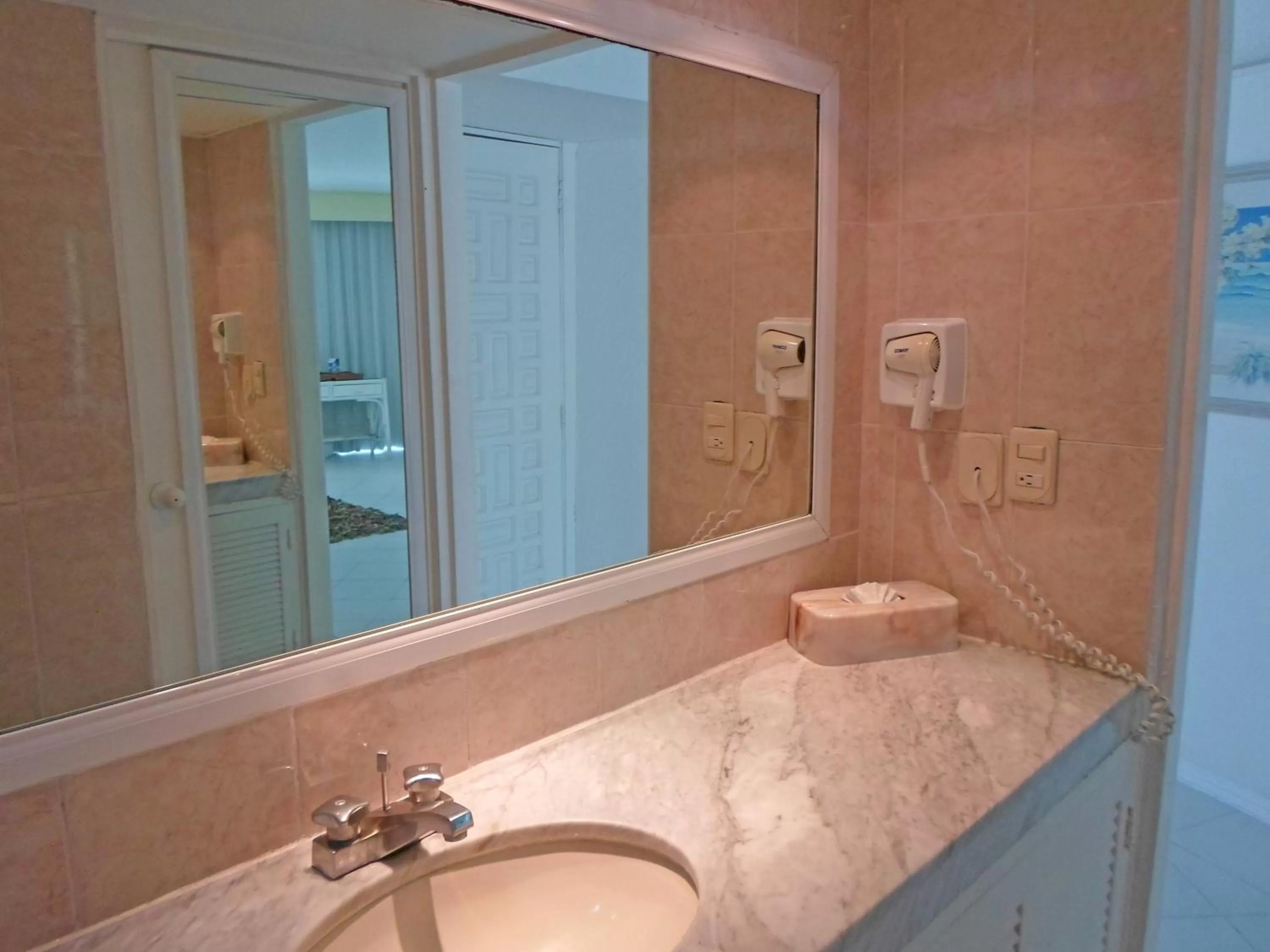 Bathroom in Calinda Beach Acapulco