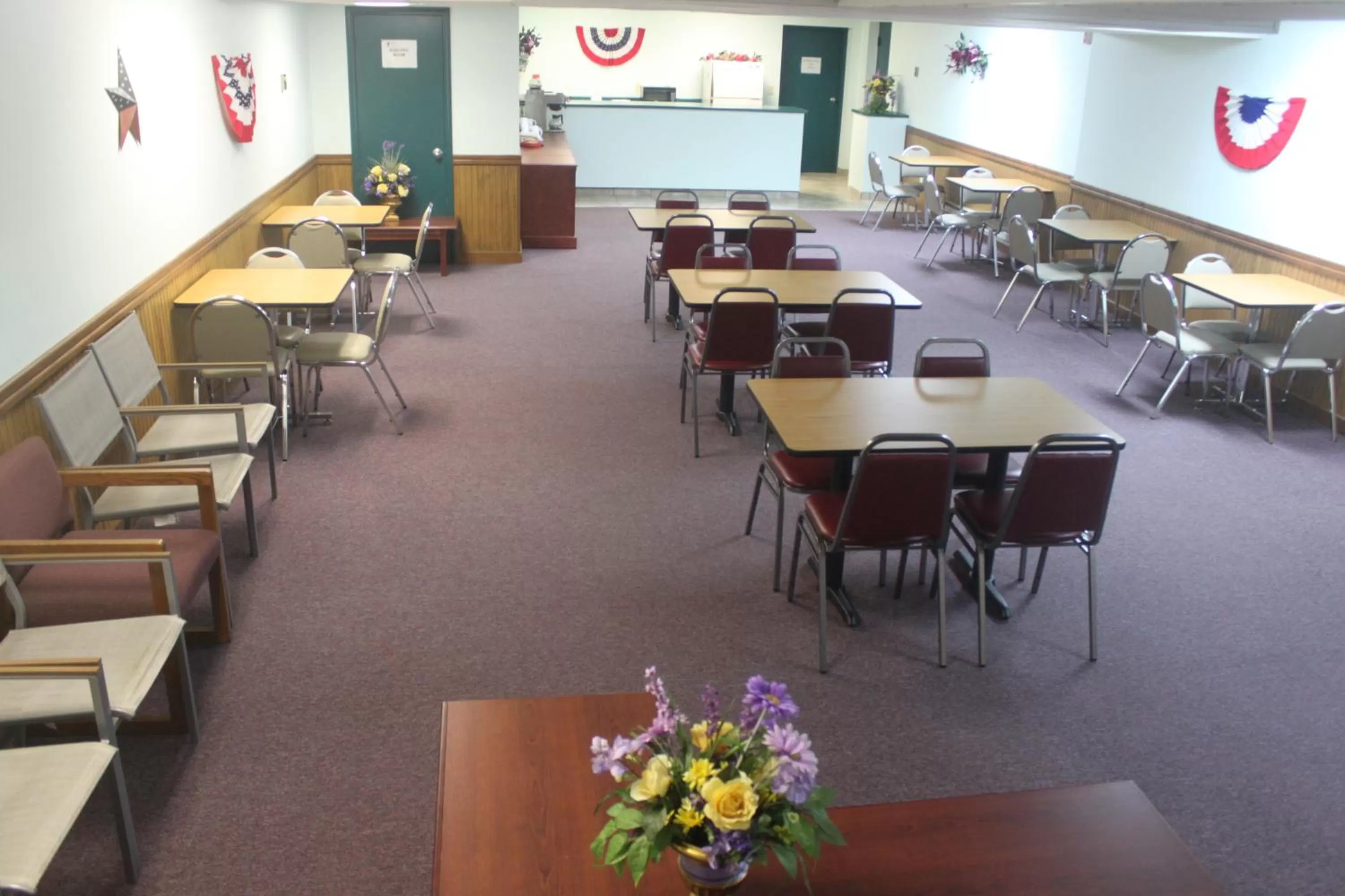 Communal lounge/ TV room in Ozark Valley Inn
