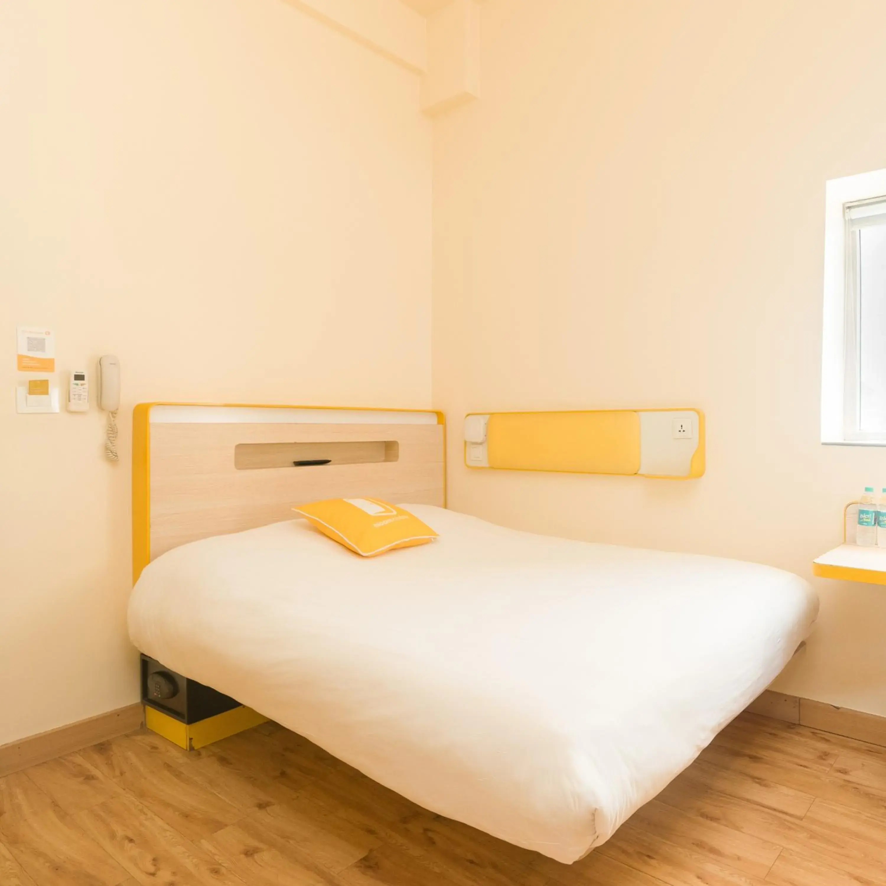 Standard Queen Room in Bloomrooms @ New Delhi Railway Station Standard Queen Room in Bloomrooms @ New Delhi Railway Station