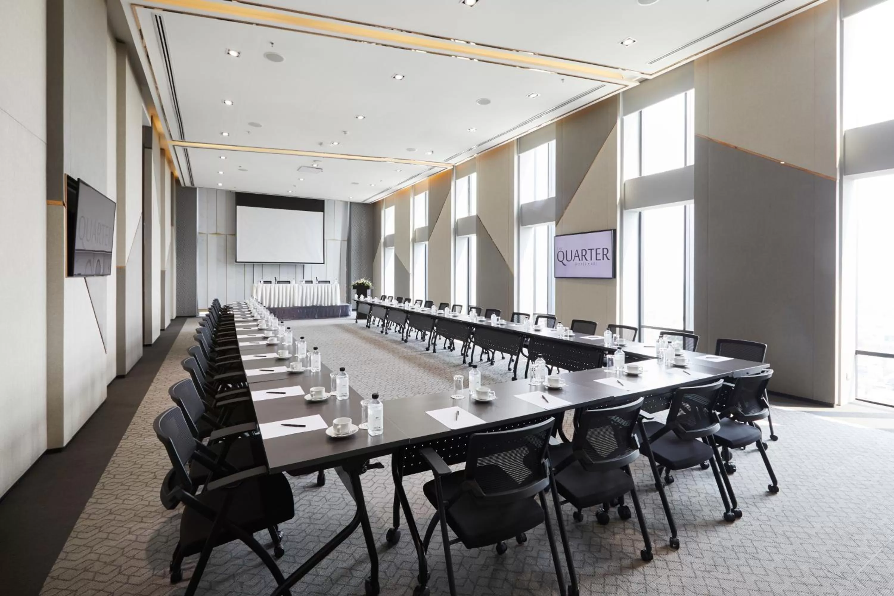 Business facilities in The Quarter Ari by UHG