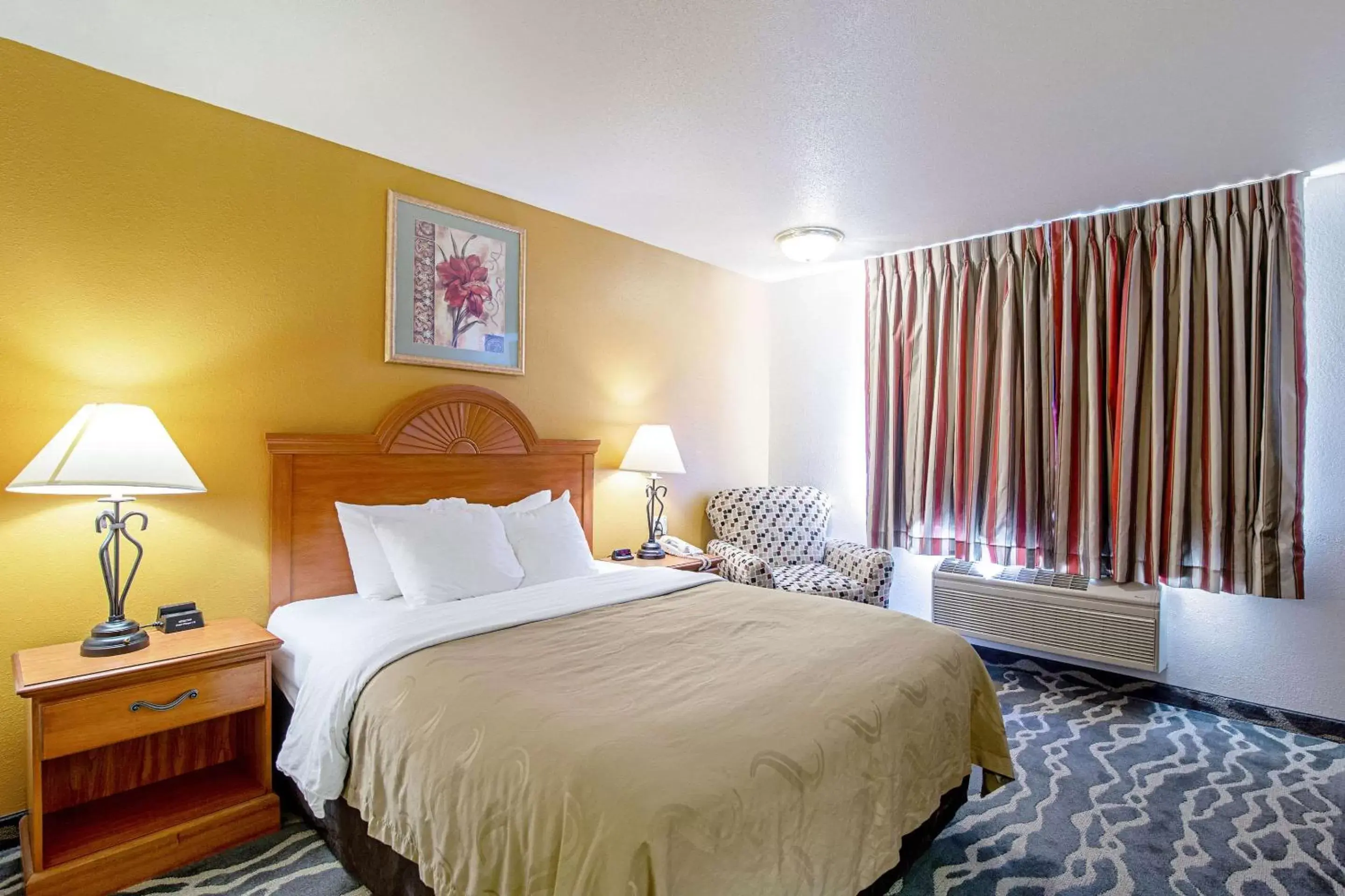 Queen Room - Disability Access/Non-Smoking in Quality Inn Huron Queen Room - Disability Access/Non-Smoking in Quality Inn Huron