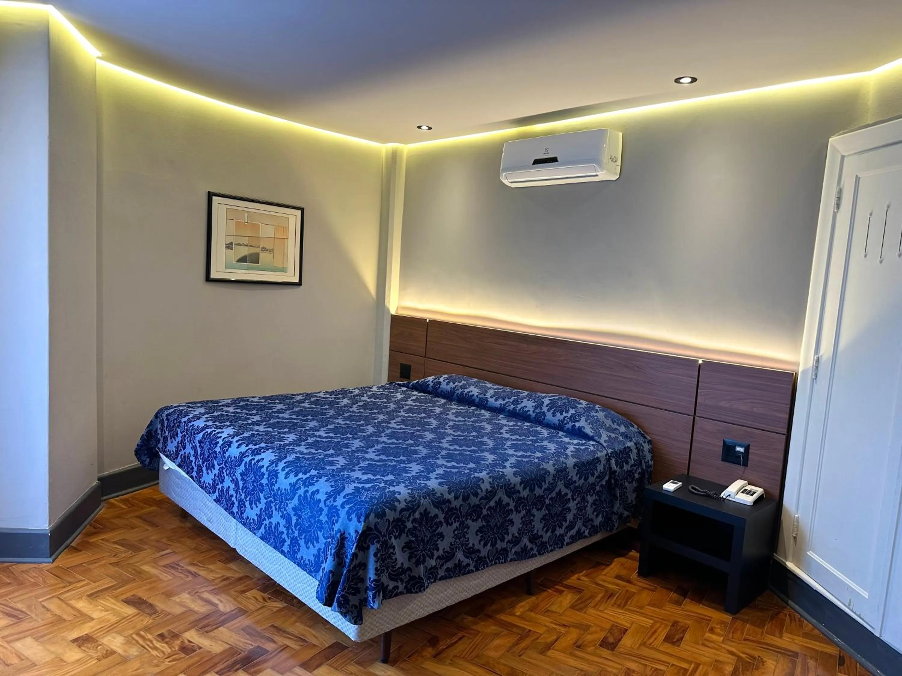 Bed in San Raphael Hotel