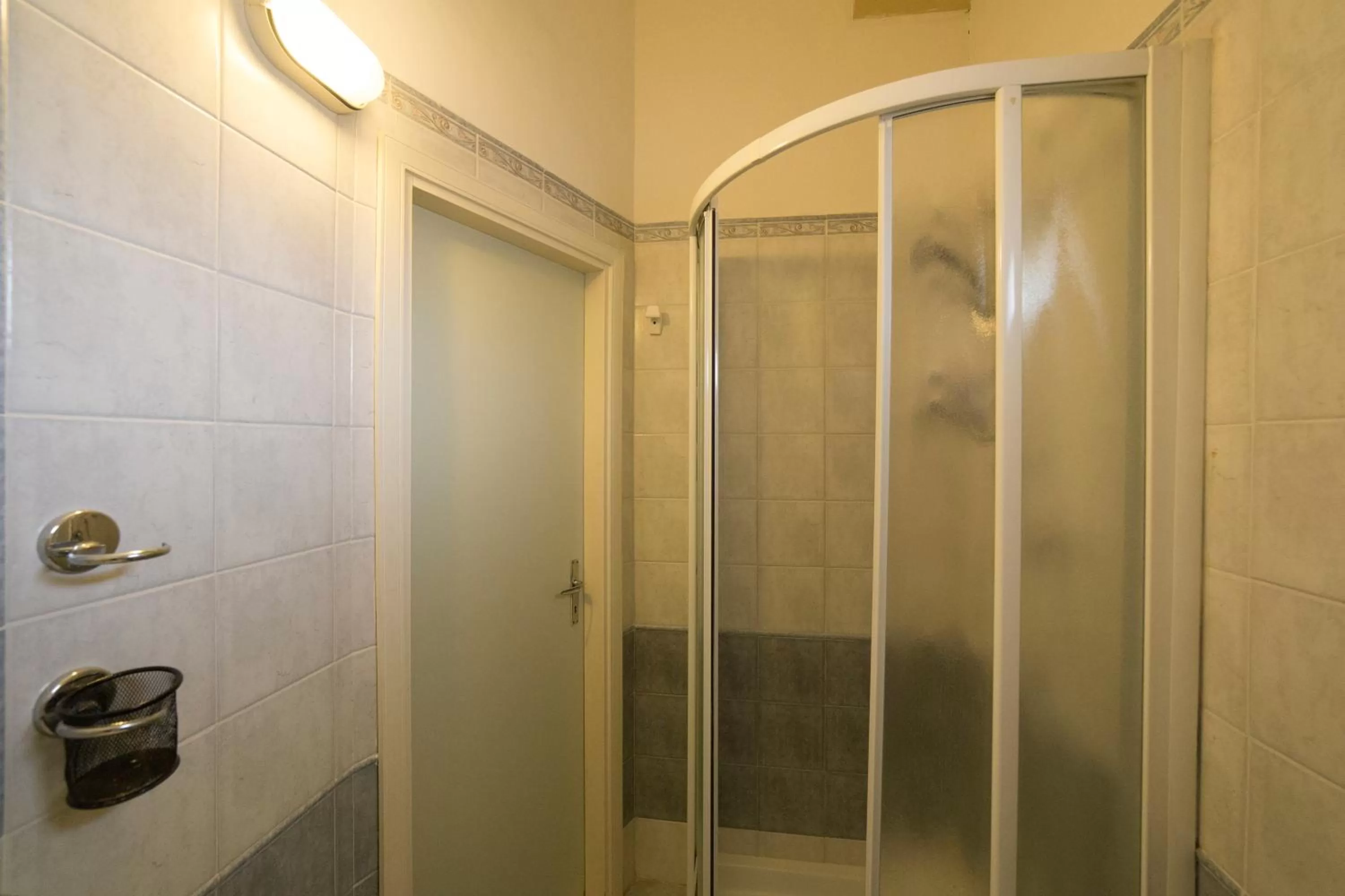 Shower in Hotel Europa