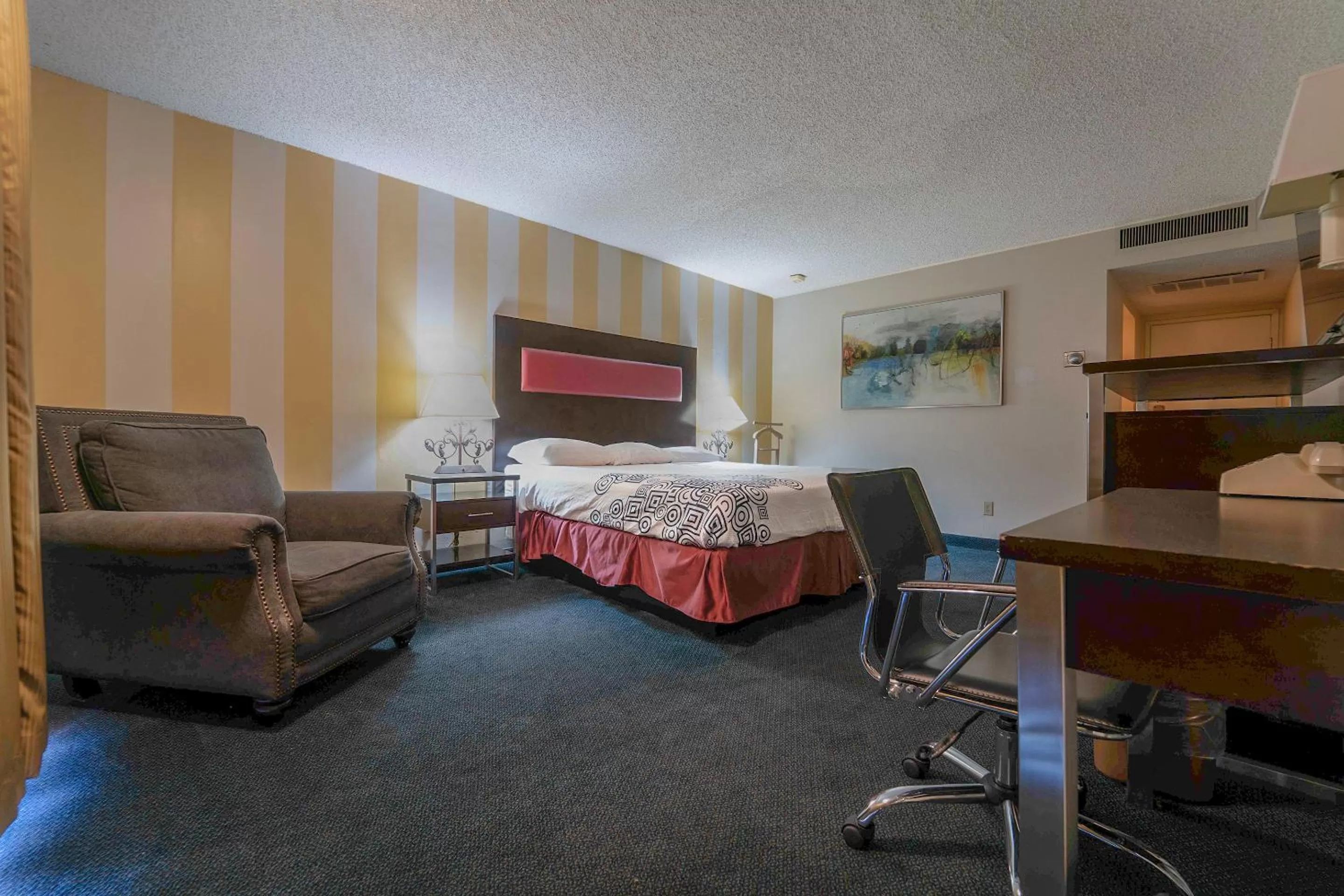 Bedroom, Bed in Royal Plaza Inn