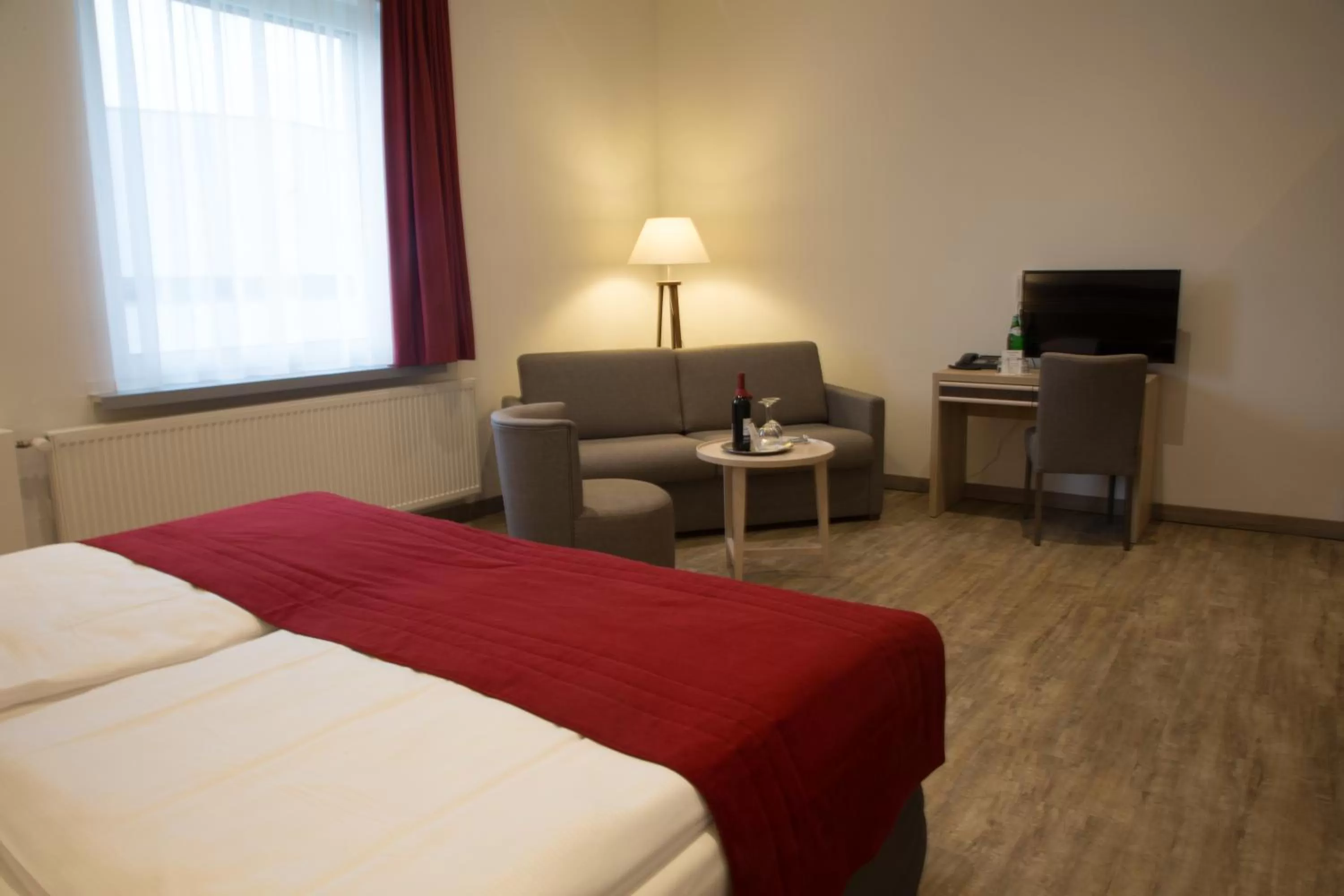 Photo of the whole room, Bed in Ruhr Inn Hotel