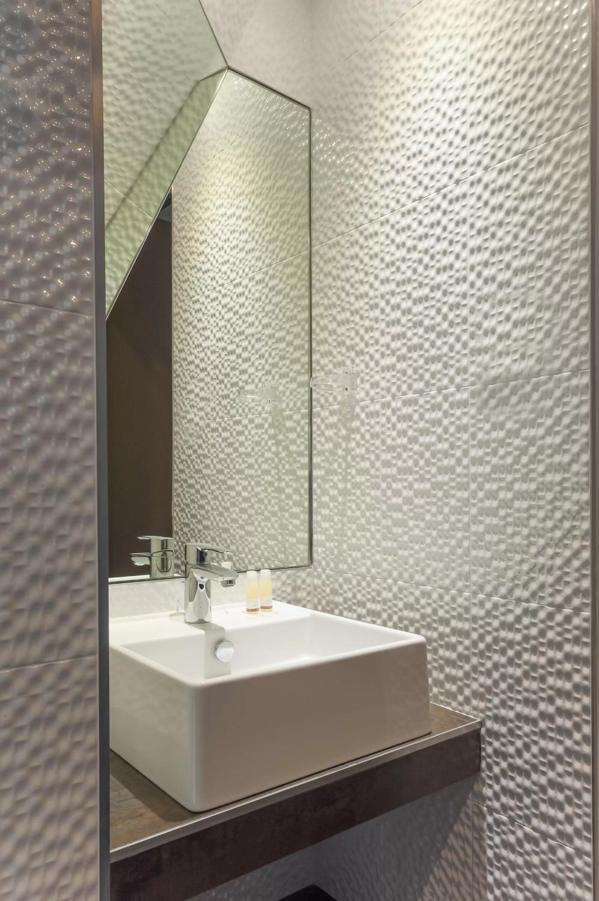 Bathroom in Trianon Gare de Lyon