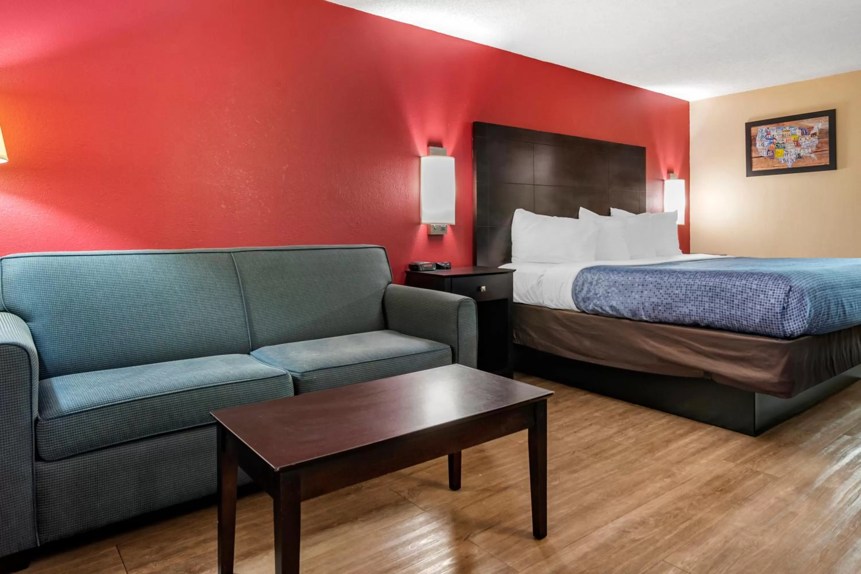 Bedroom, Bed in Econo Lodge Oxford near Choccolocco Park