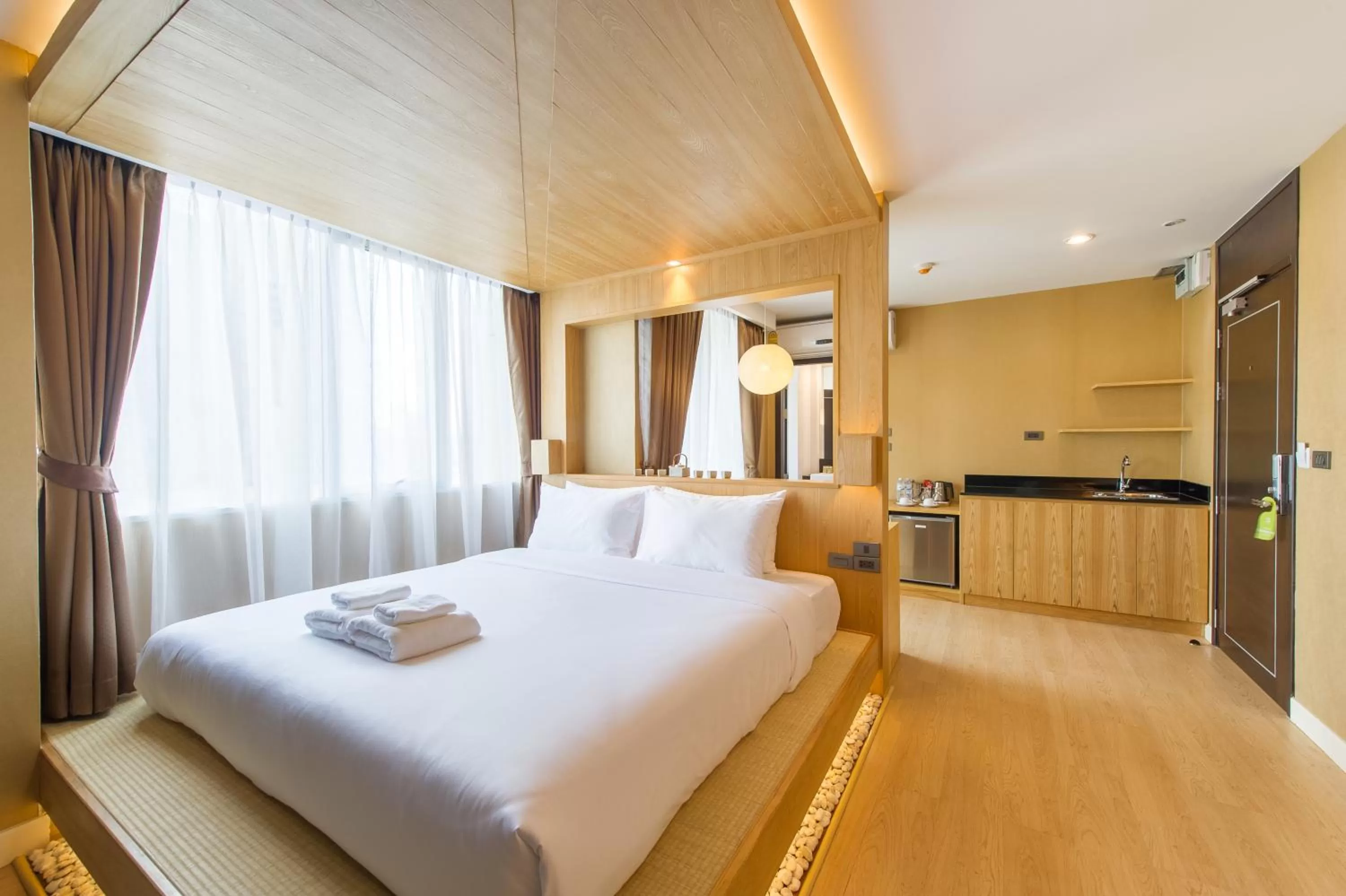 Photo of the whole room, Bed in Zenniq