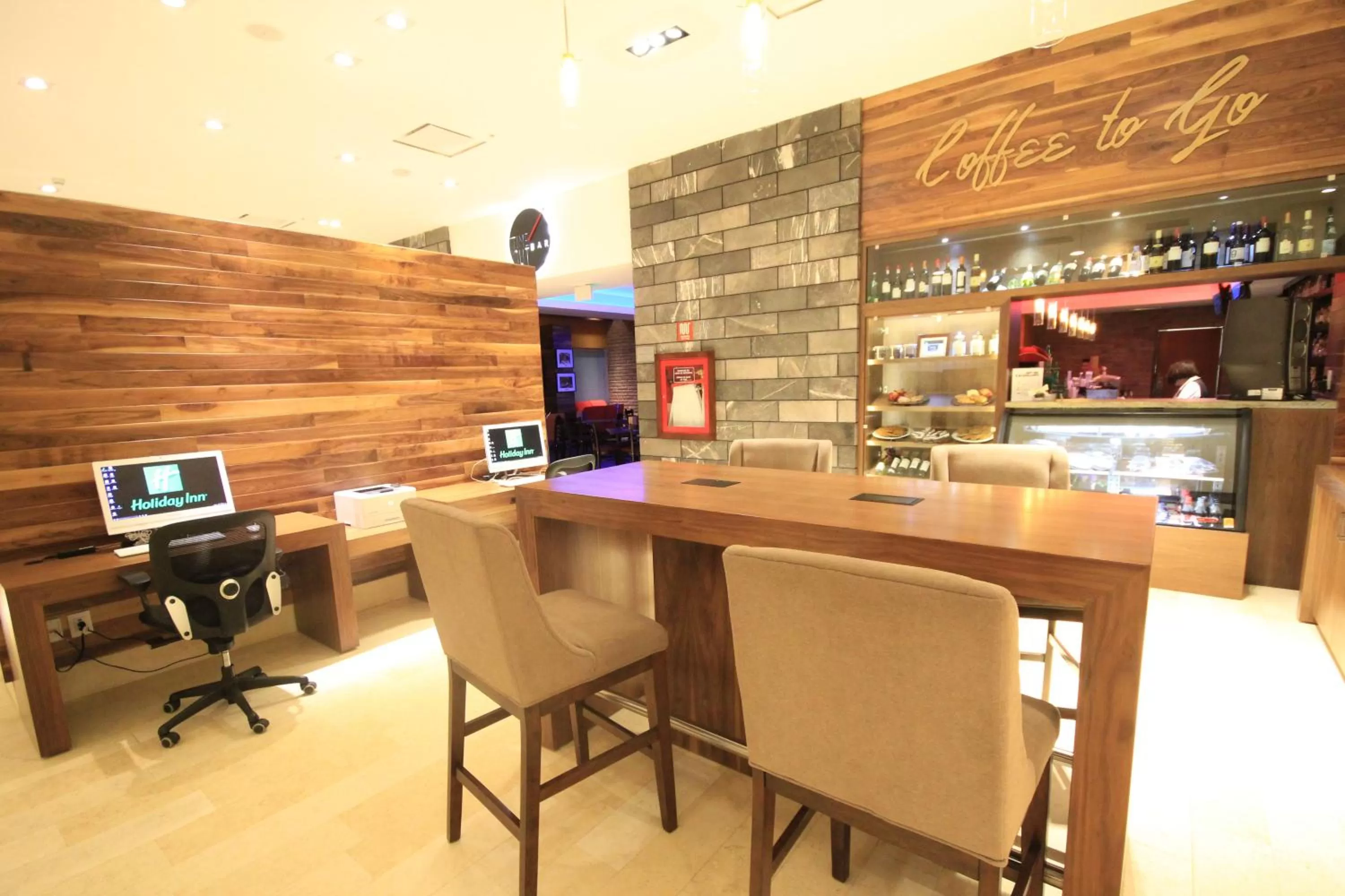 Coffee/tea facilities in Holiday Inn & Suites Plaza Mayor by IHG