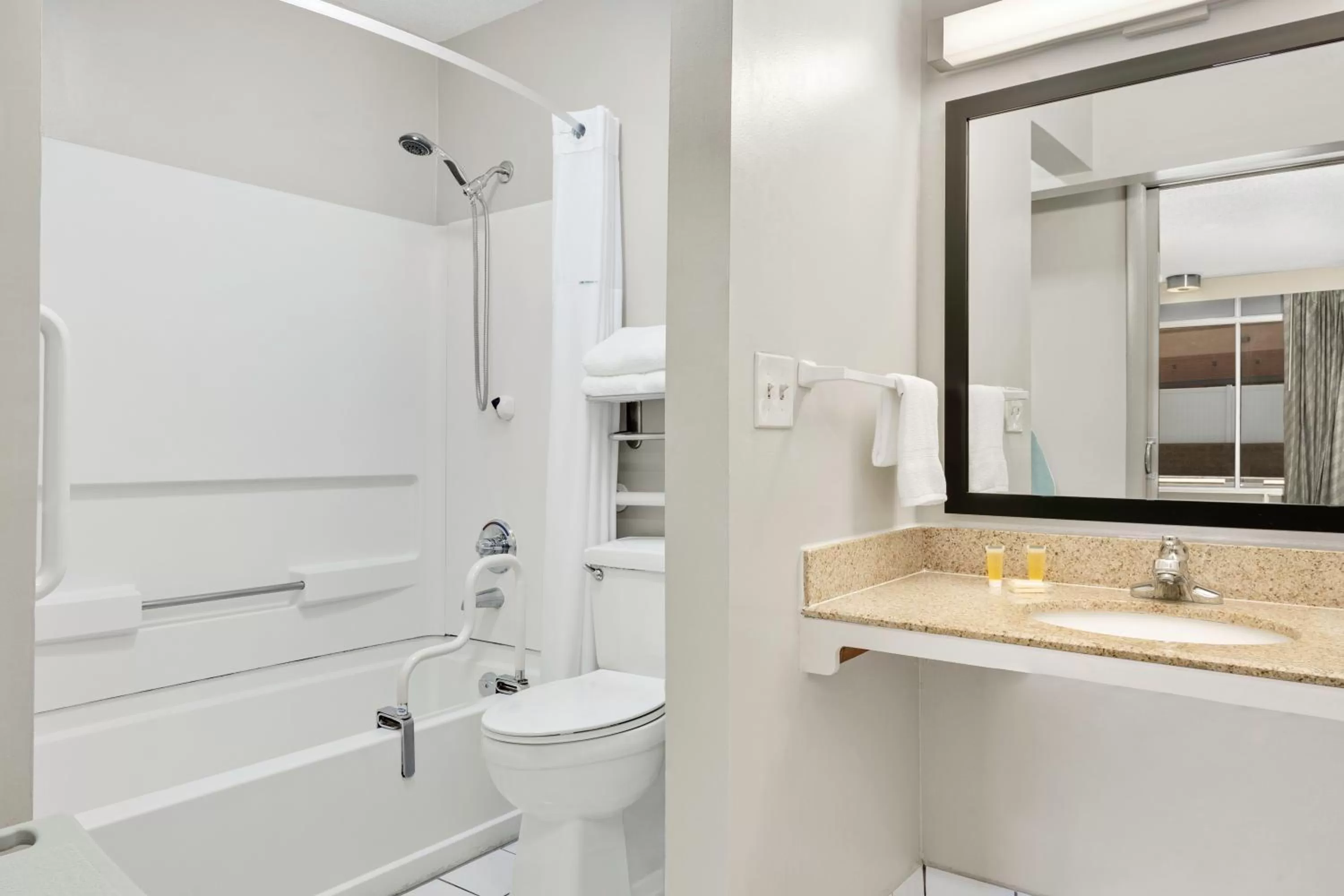 Bath in Days Inn by Wyndham Lake City I-75