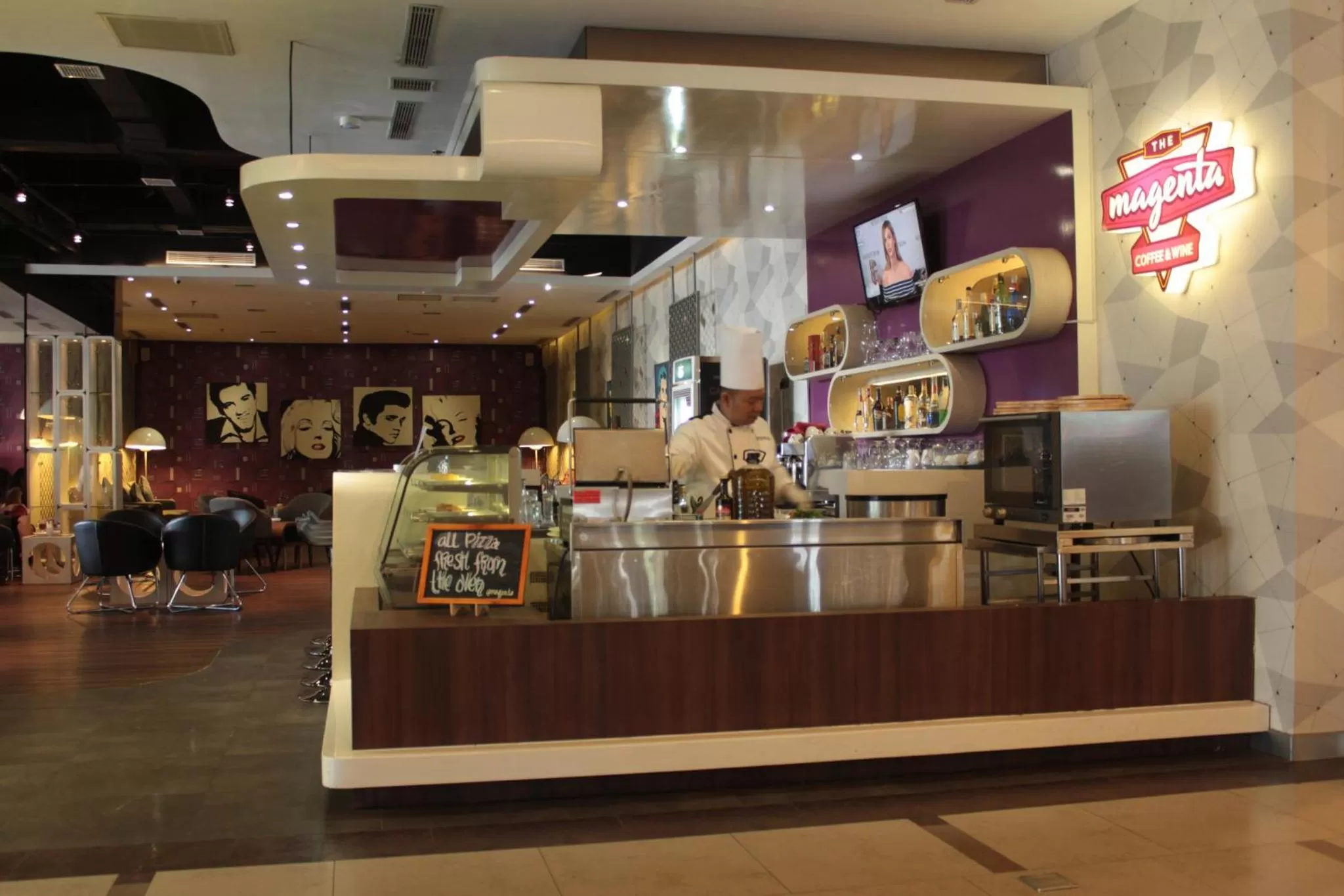 Lounge or bar in Holiday Inn Bandung Pasteur by IHG