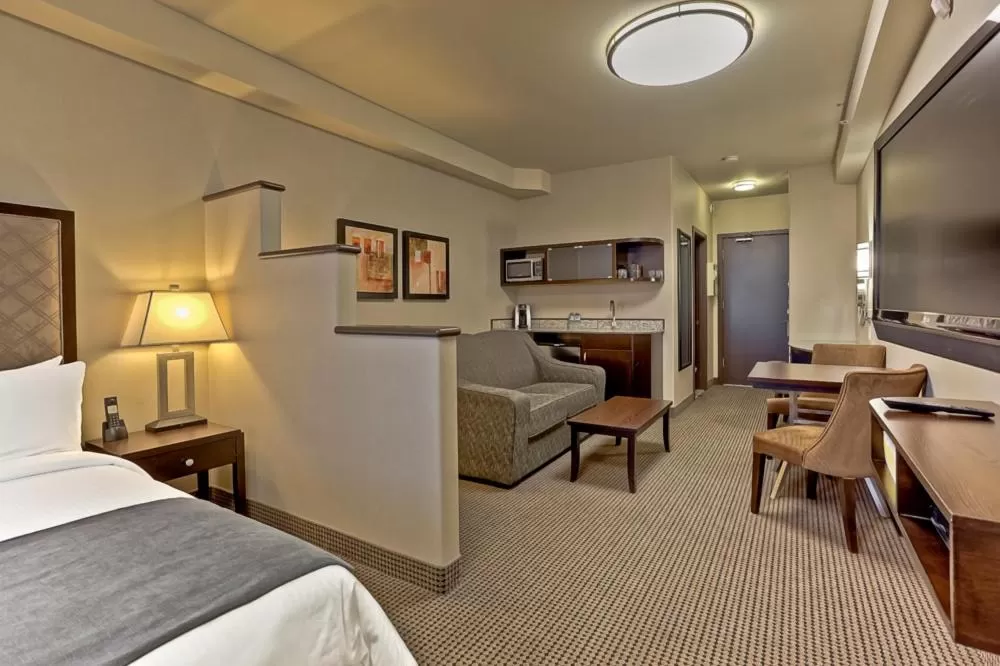 Premium Queen Suite in Acclaim Hotel by CLIQUE