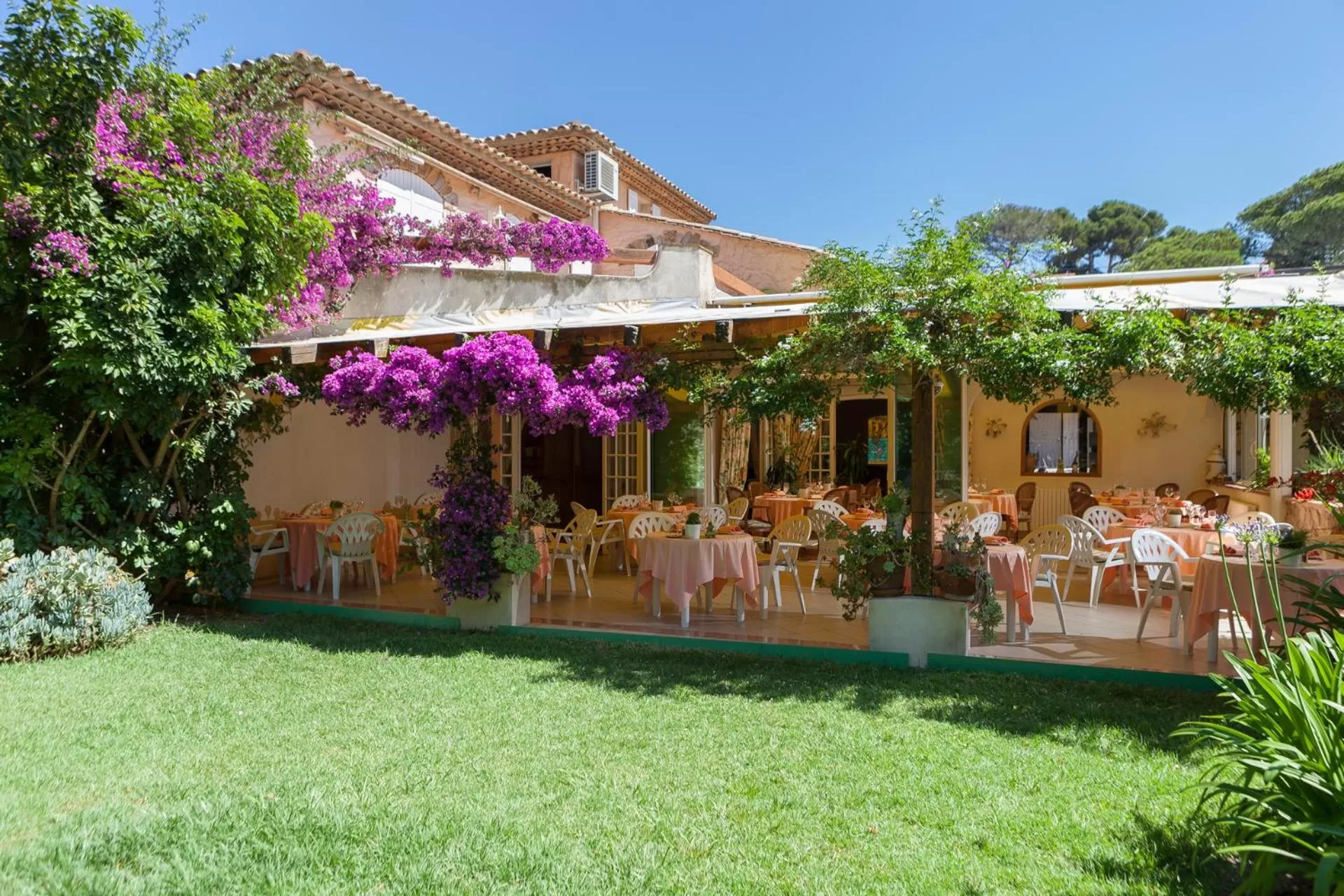 Patio in L' Escapade Hôtel & Restaurant