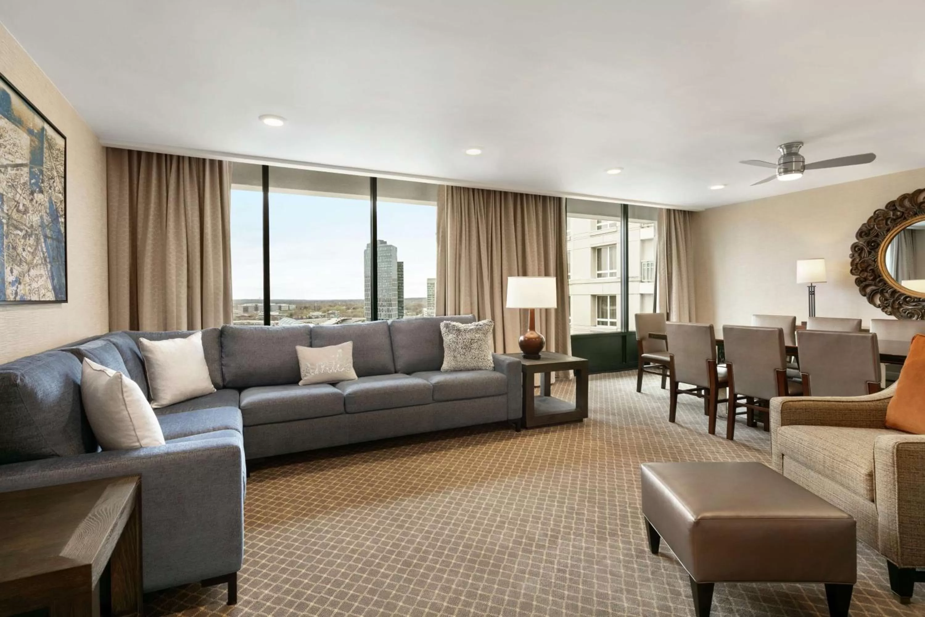 Living room in DoubleTree by Hilton McLean Tysons