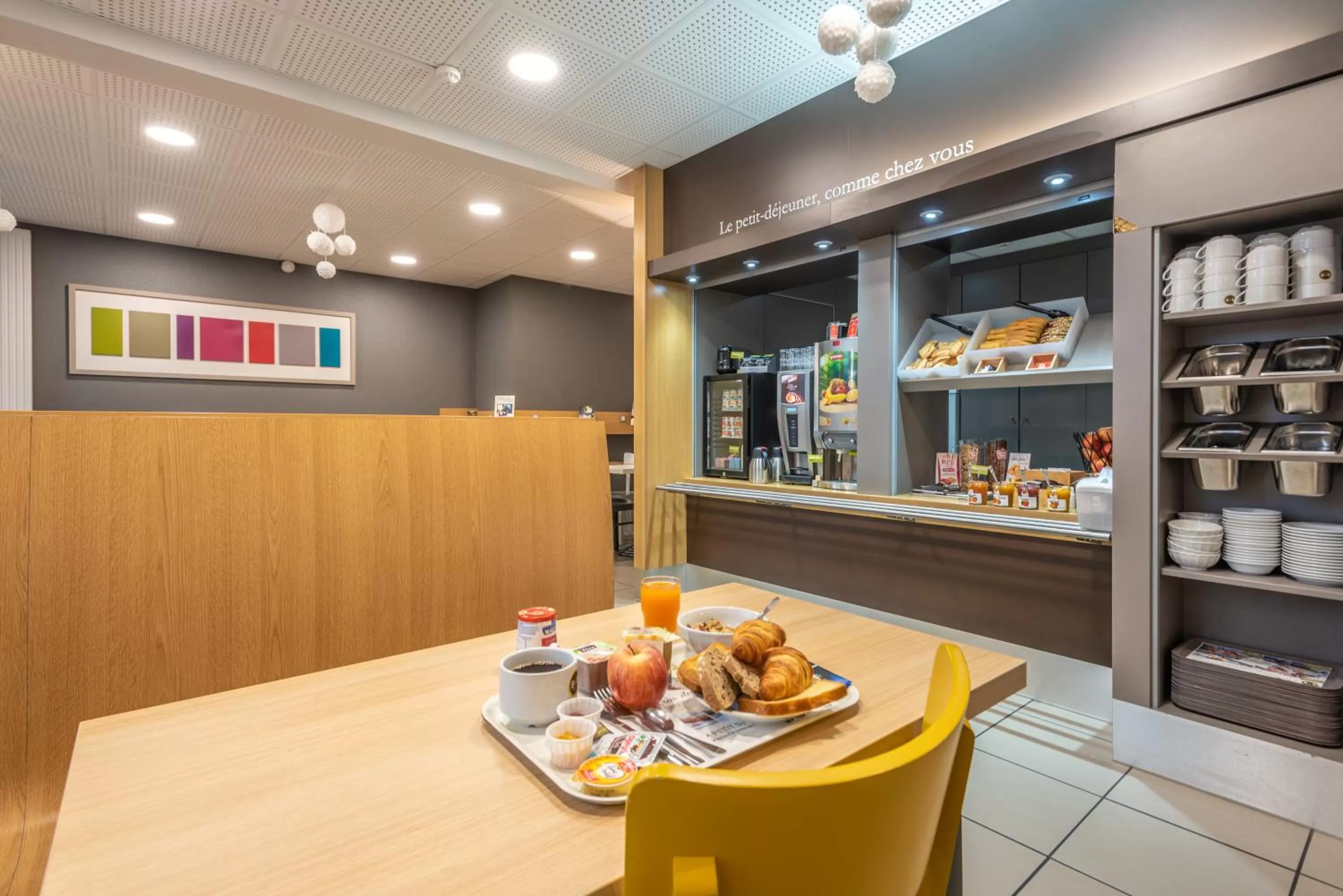 Buffet breakfast in B&B HOTEL Quimper Sud Bénodet