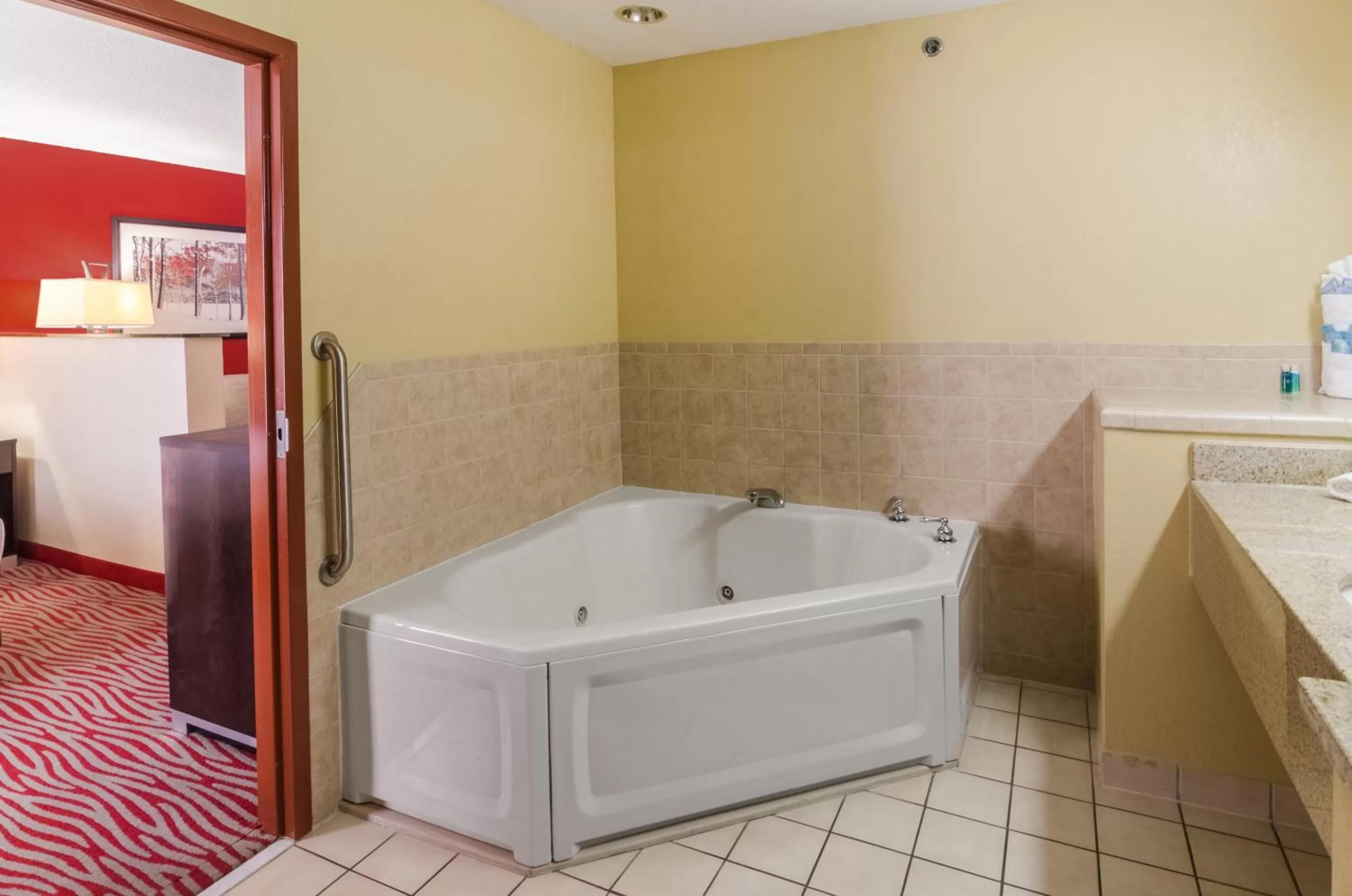 Bathroom, Bed in Holiday Inn Express Hotel & Suites Vinita by IHG