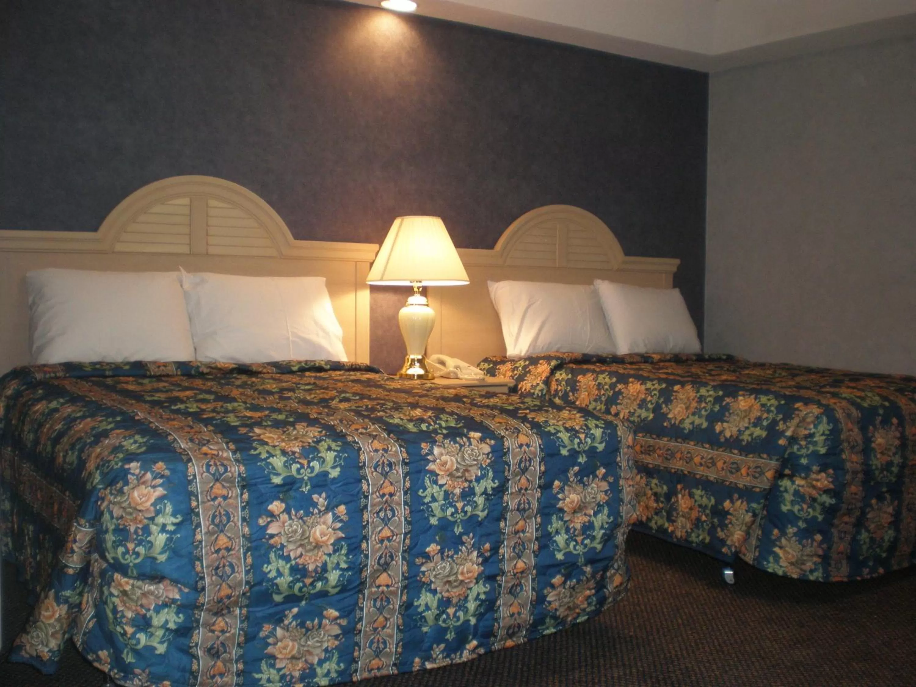 Bed in Village Inn & Suites - Smithville