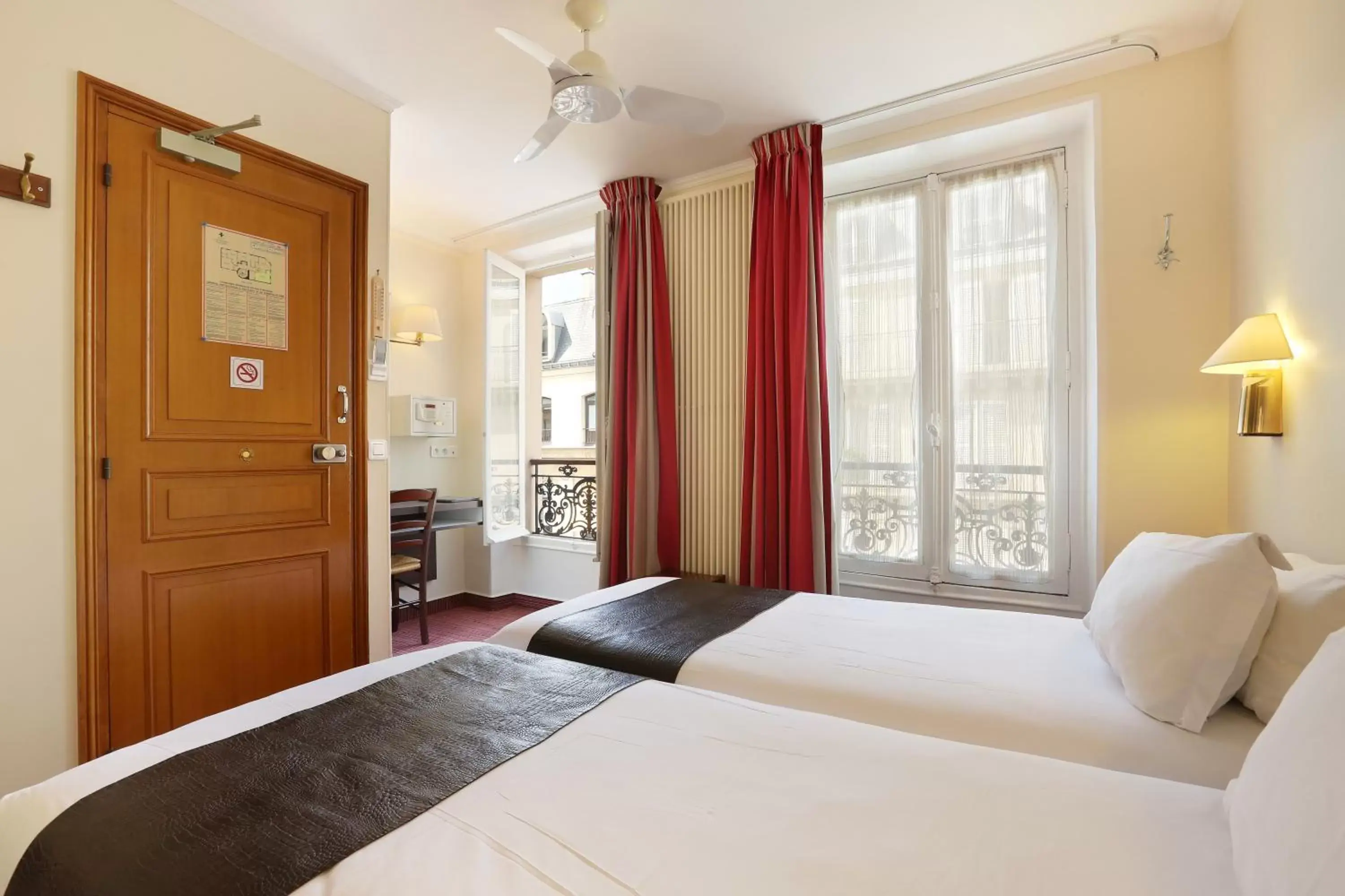 Classic Twin Room in Hotel du College de France Classic Twin Room in Hotel du College de France