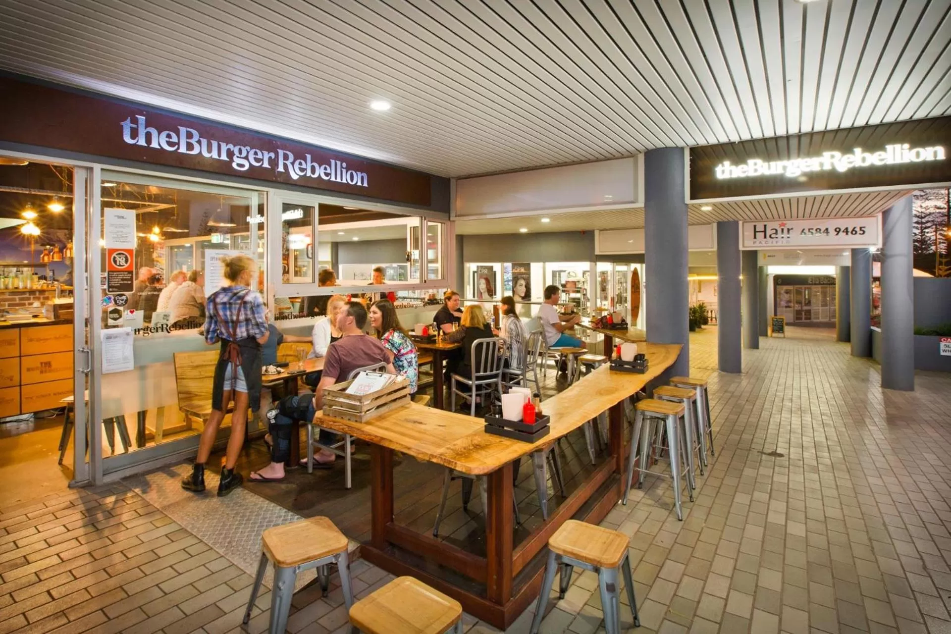 Restaurant/places to eat in Port Pacific Resort