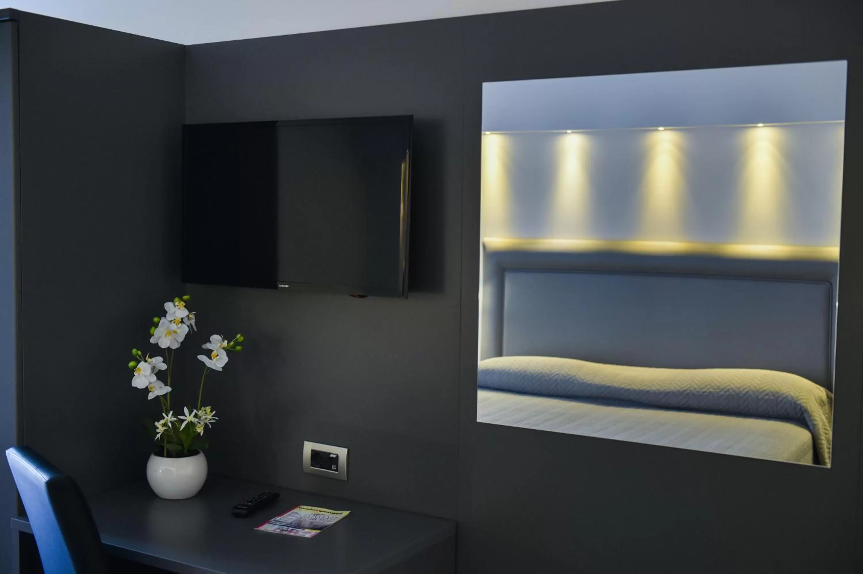 Bed in Pompei Inn Ruins B&B Luxury Suite