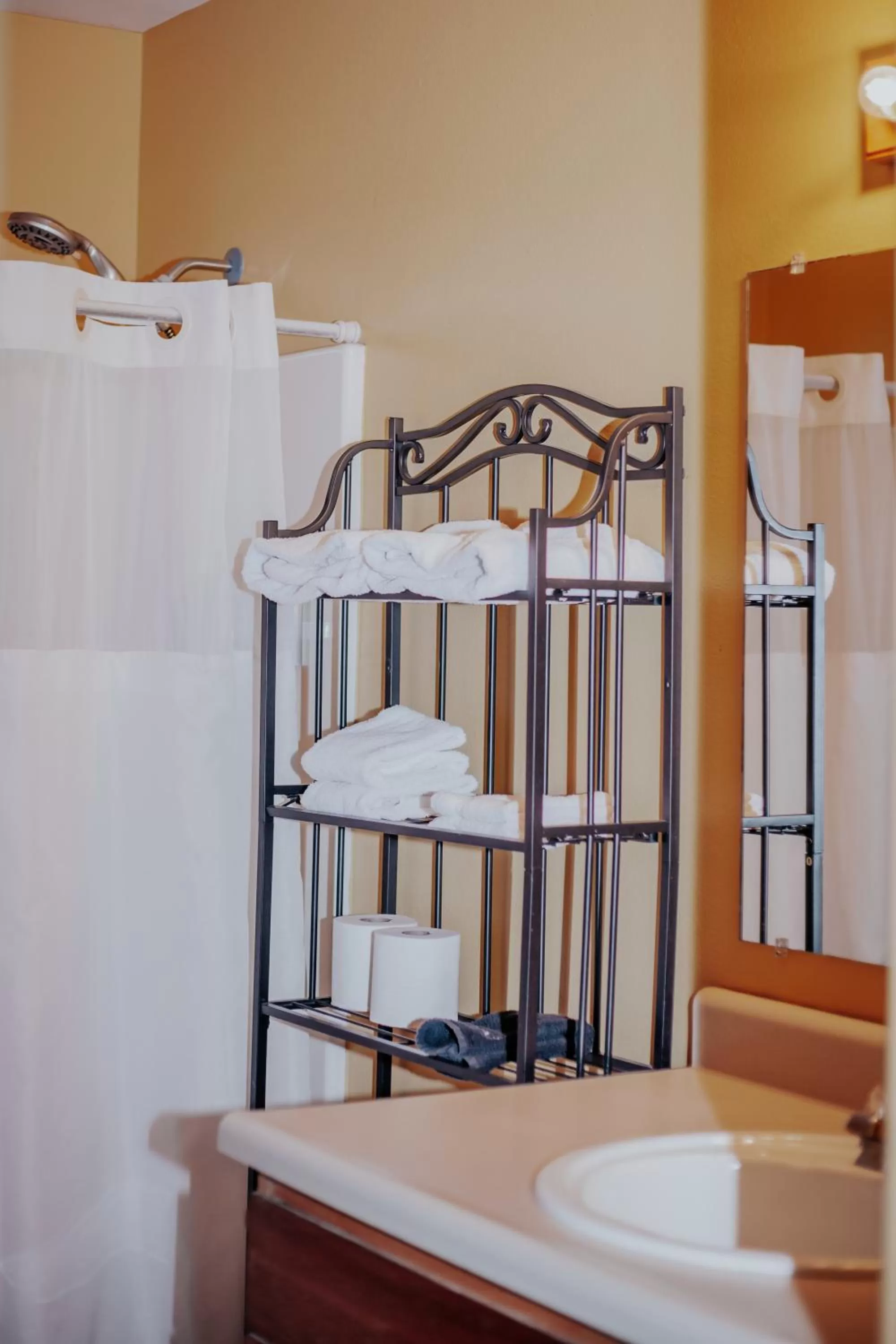 Bathroom, Bed in Crooked River Ranch Cabins