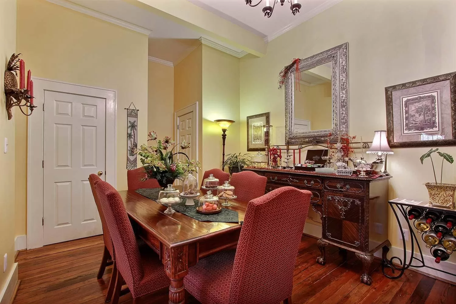 Dining area in Green Palm Inn
