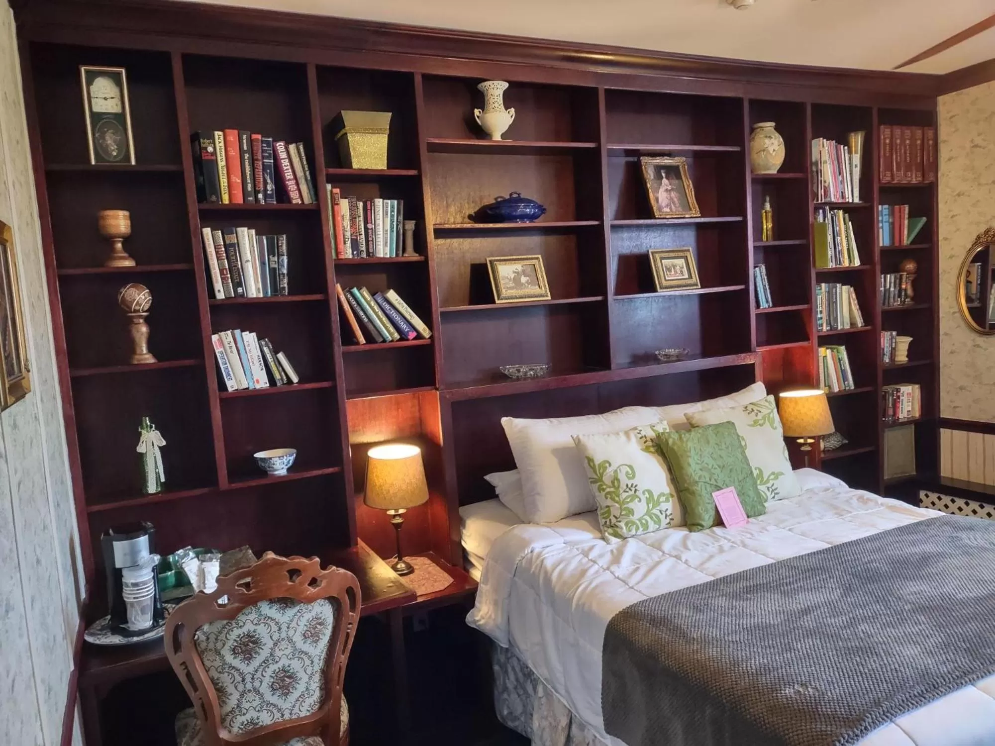 Library, Bed in The King George Inn