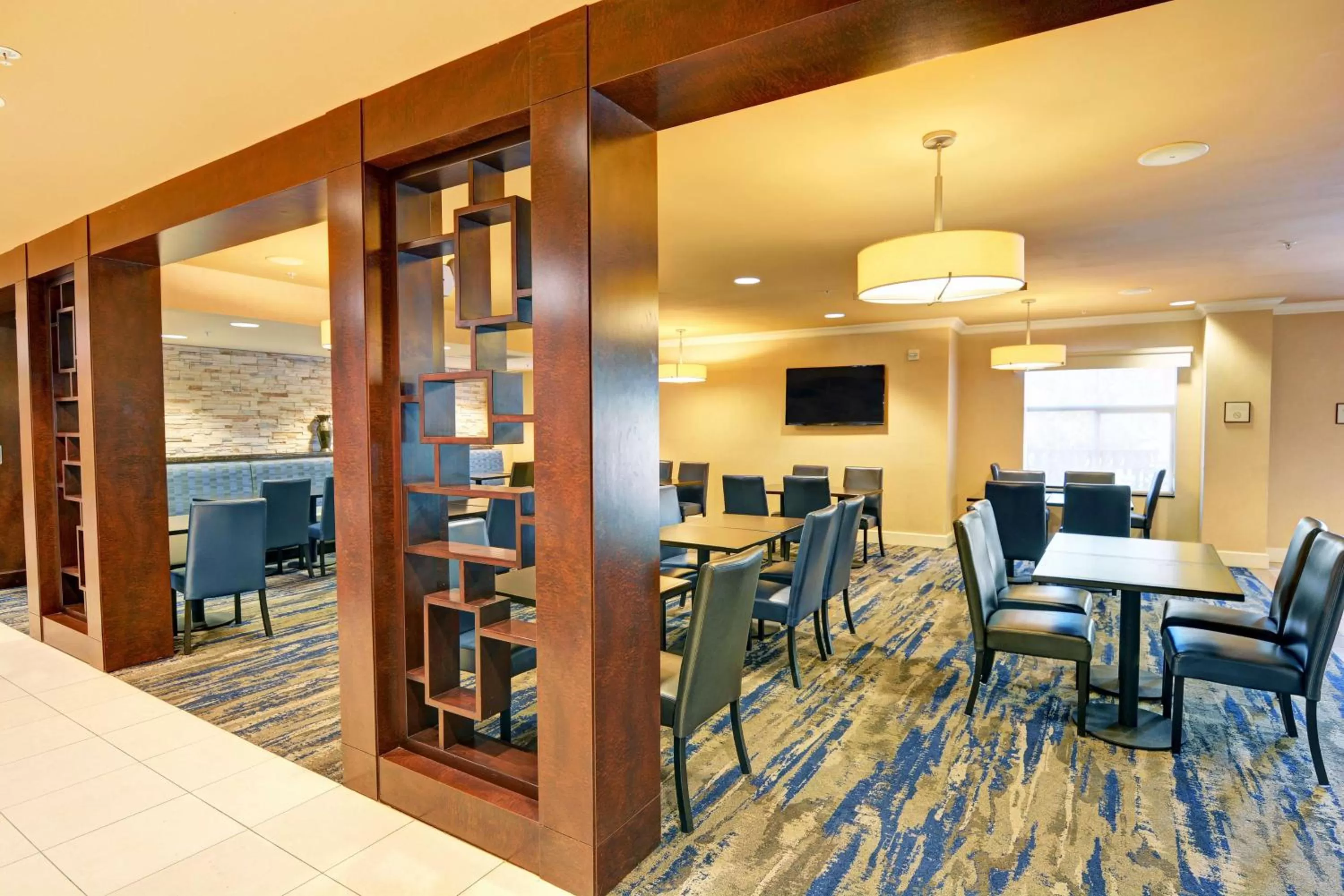 Restaurant/places to eat in Embassy Suites Valencia