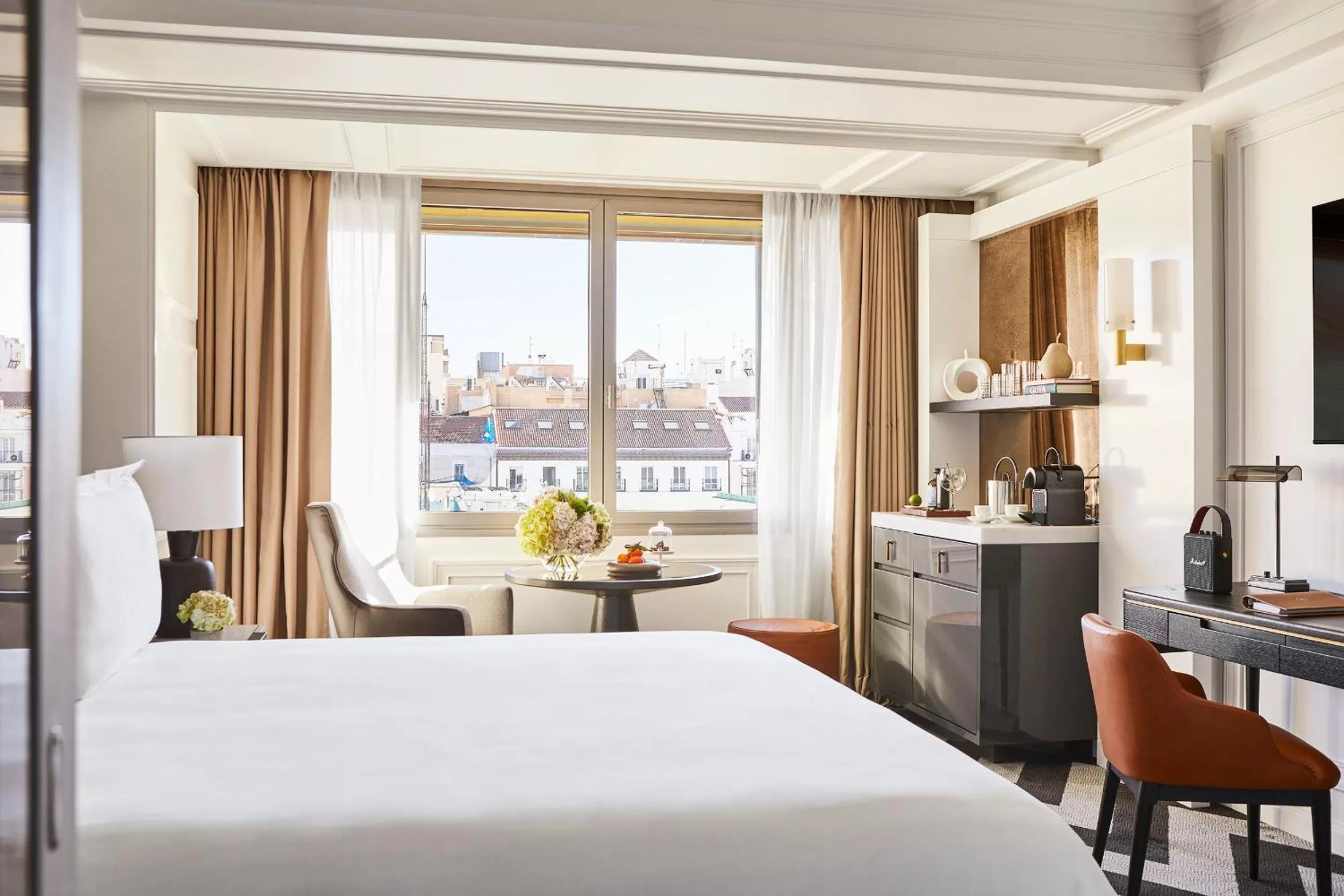 City view, Bed in Rosewood Villa Magna