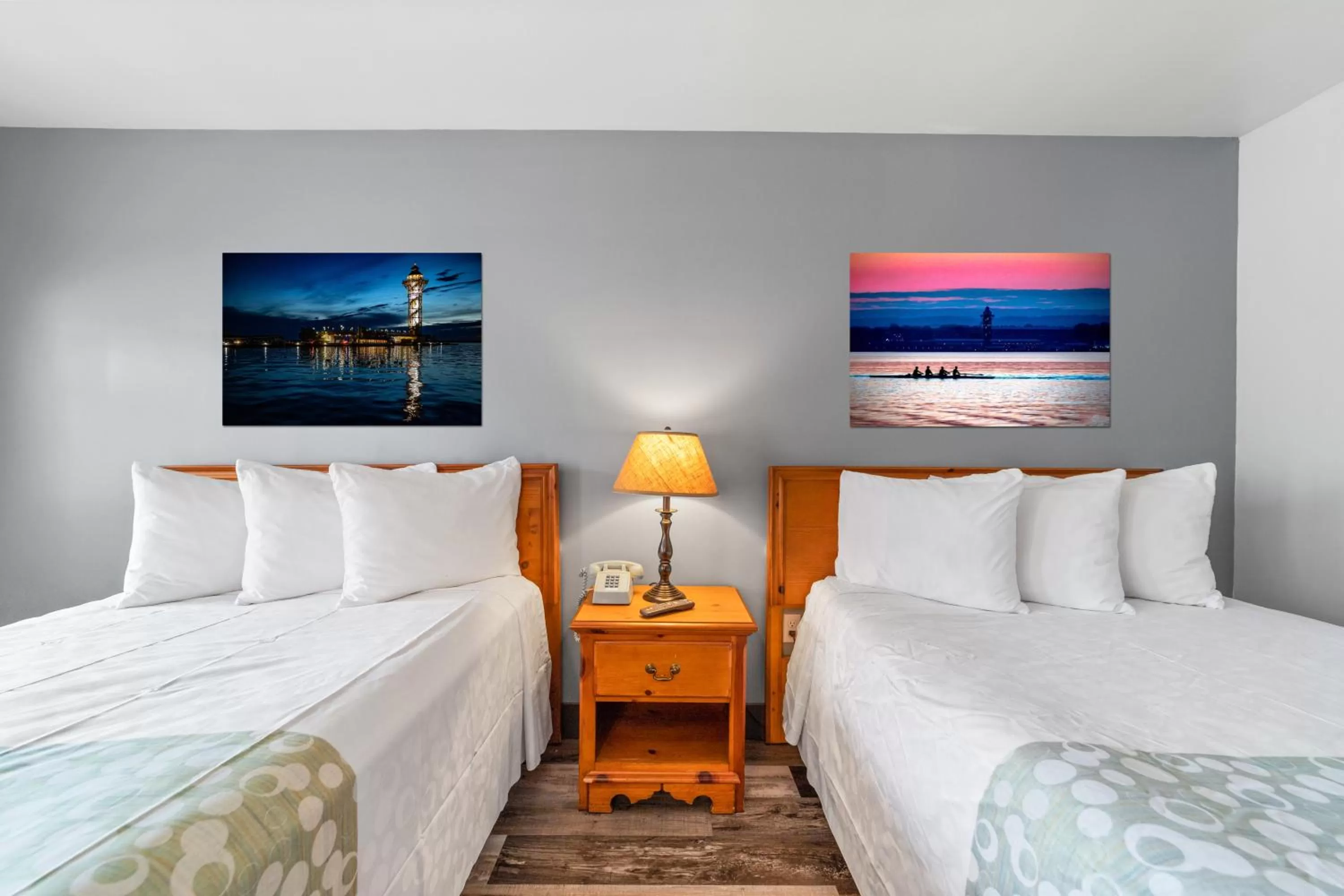 Bed in Glass House Inn Erie Near I-90 & I-79