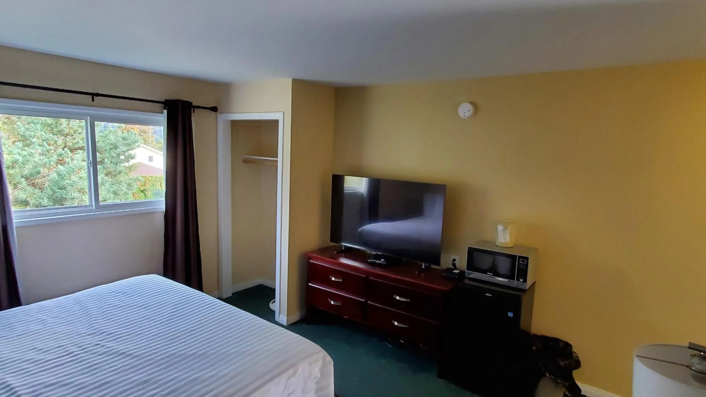Bed in Comox Valley Inn & Suites