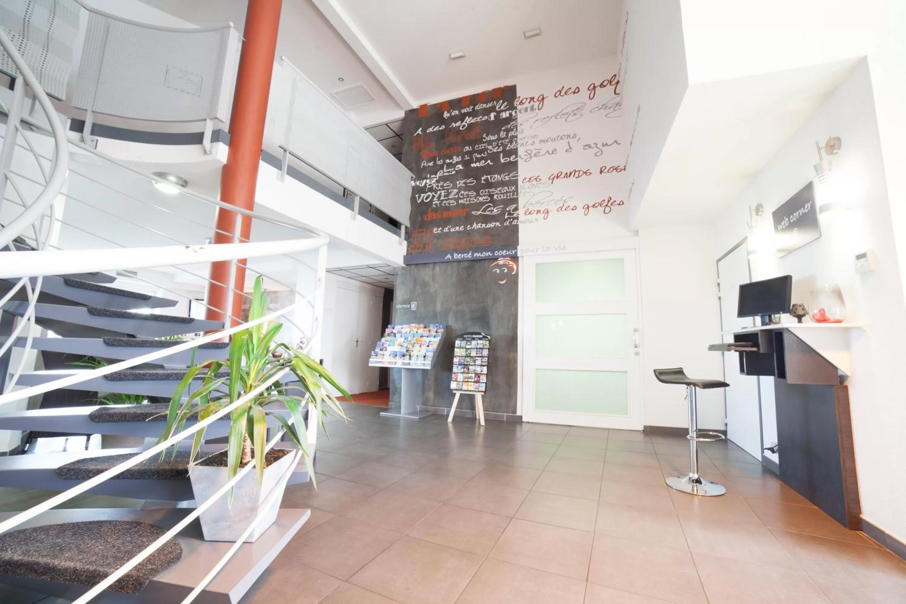 Lobby or reception in The Originals City, Hôtel Les Dômes, Perpignan Sud Saleilles