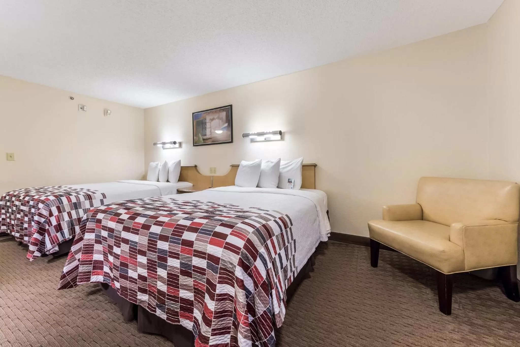 Photo of the whole room, Bed in Red Roof Inn Cleveland Airport - Middleburg Heights
