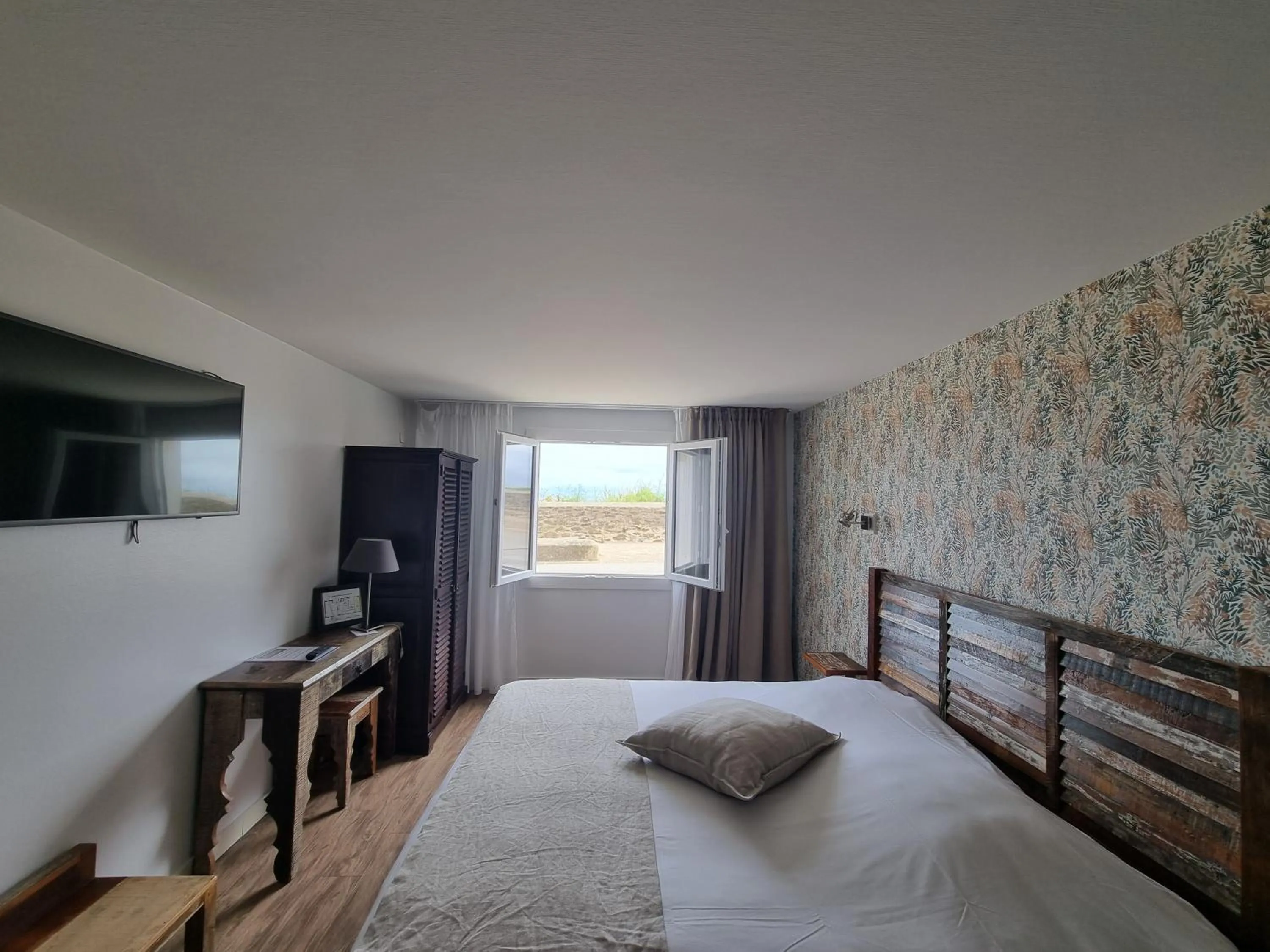 Photo of the whole room, Bed in Hôtel Vauban