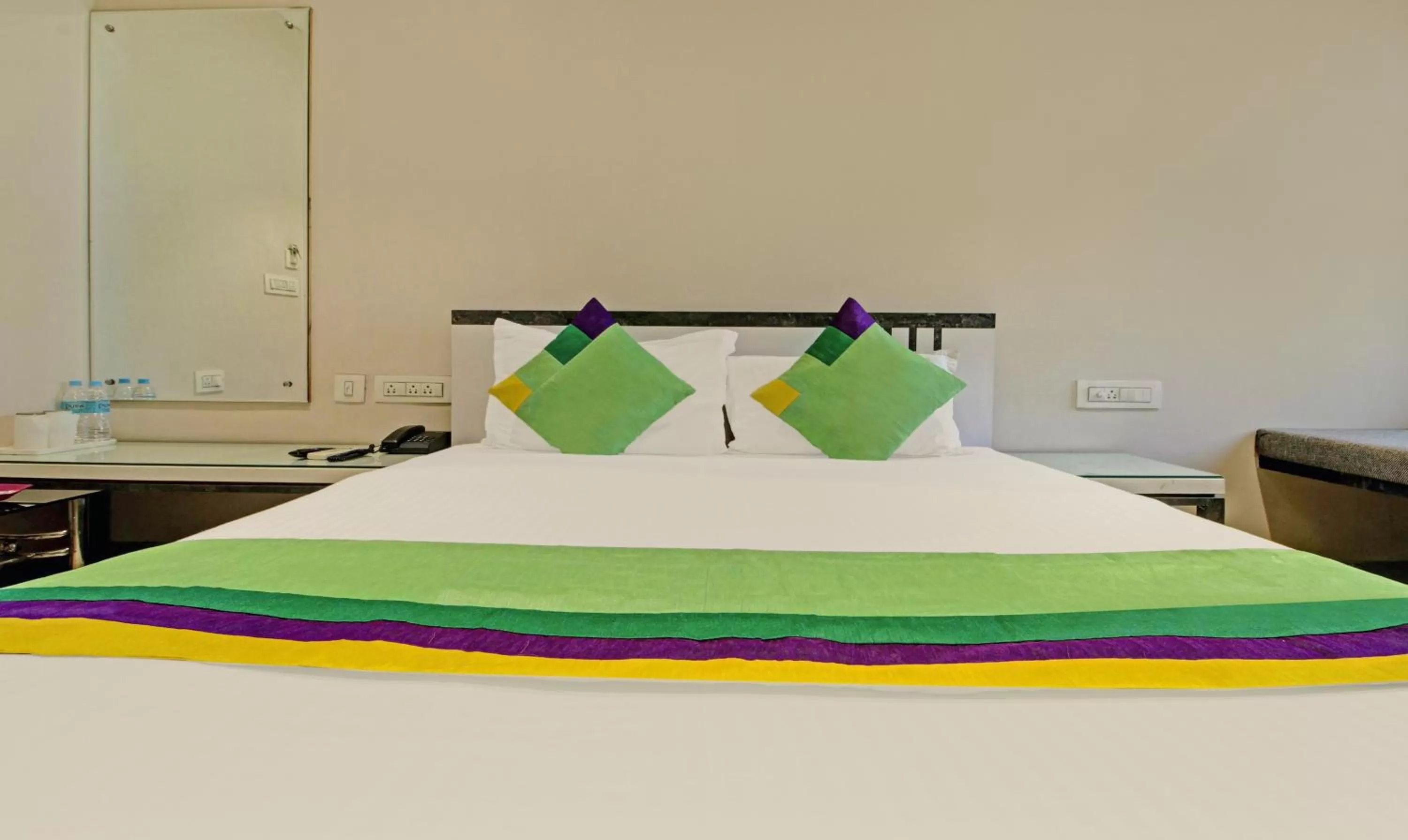 Bed in Treebo Trend Glassotel Ruby