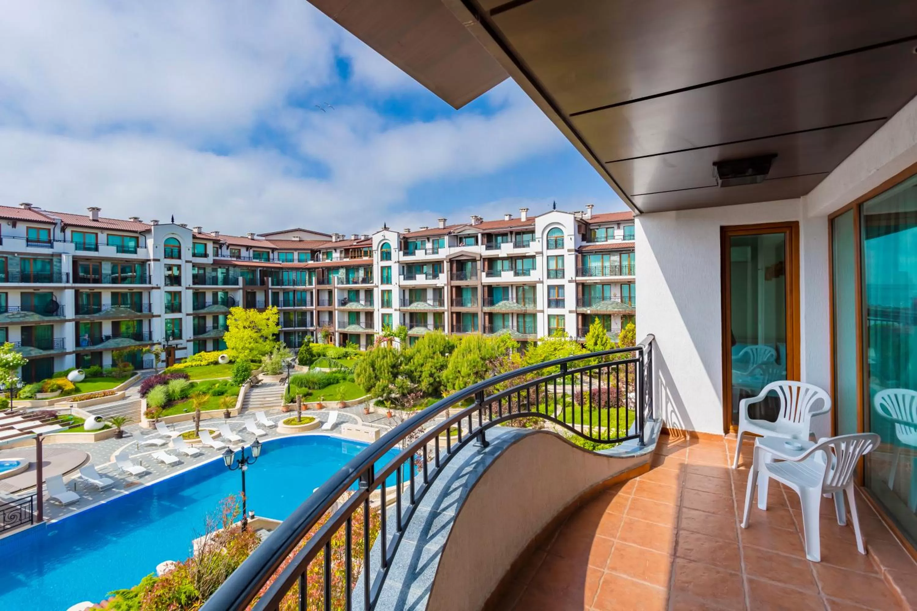 Balcony/Terrace, Pool View in Rose Gardens Apart Hotel