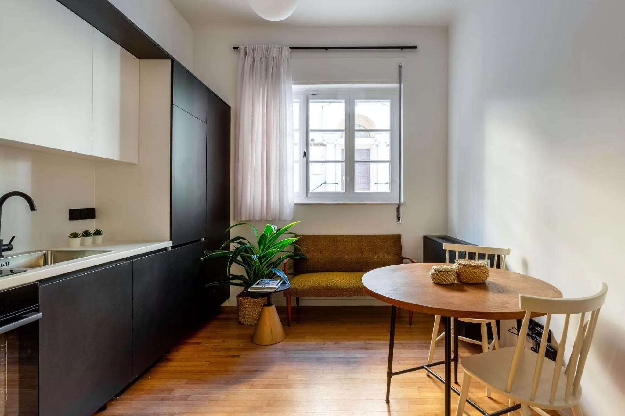 Kitchen or kitchenette, Dining Area in ZOIA The Met by UPSTREET