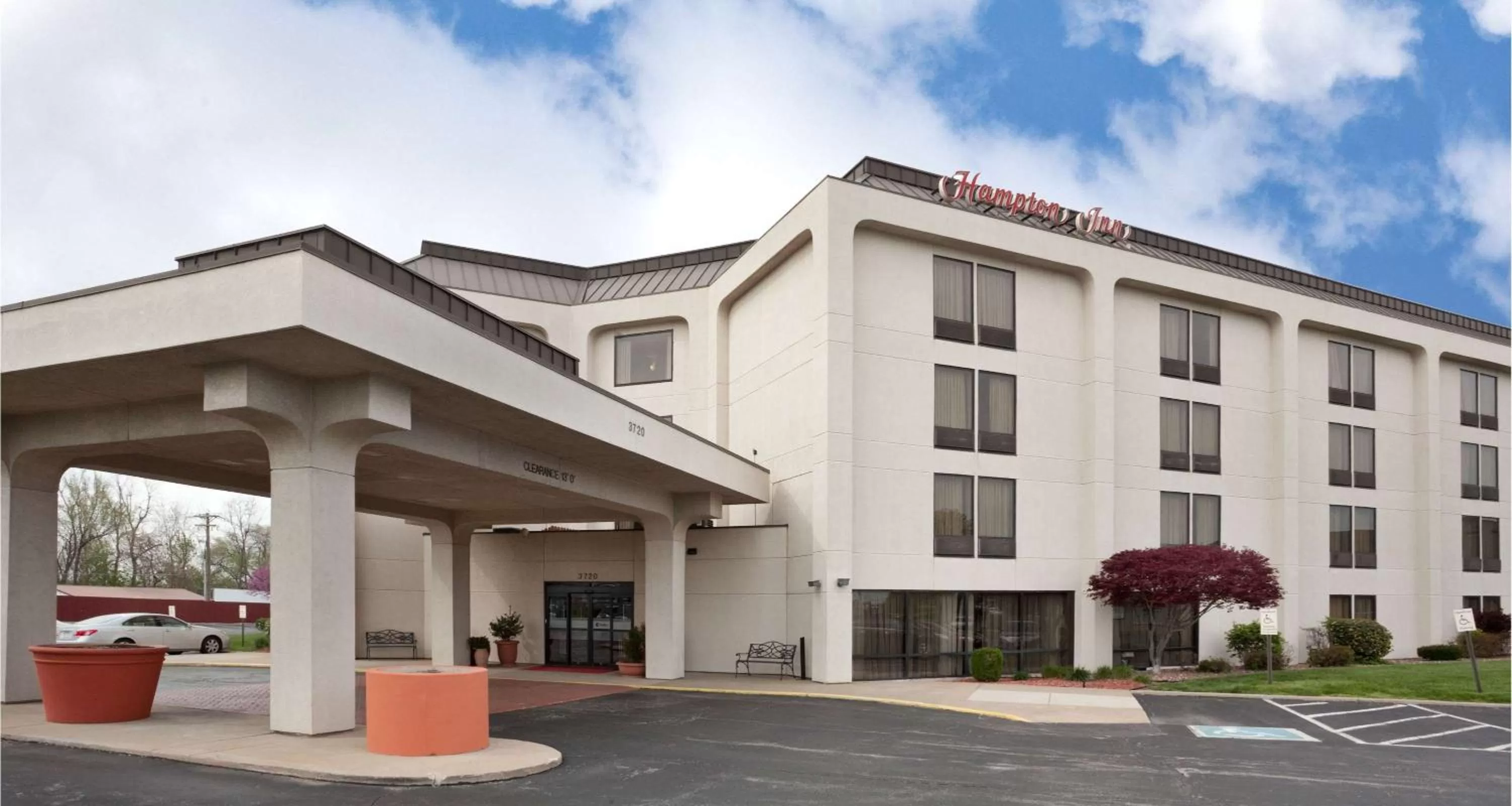 Property building in Hampton Inn St Charles St Peters