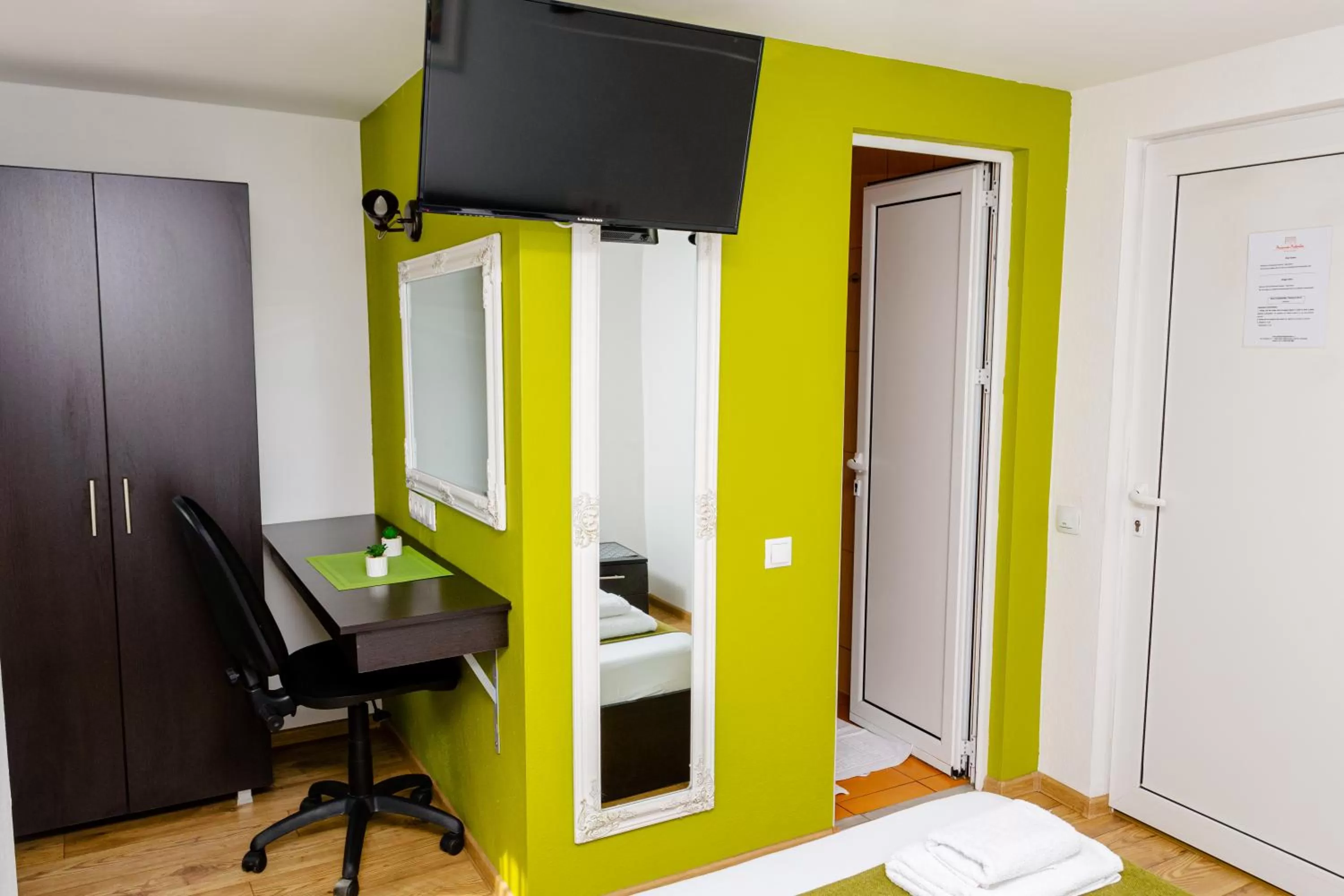 Bedroom, TV/Entertainment Center in Pensiunea Pictorilor