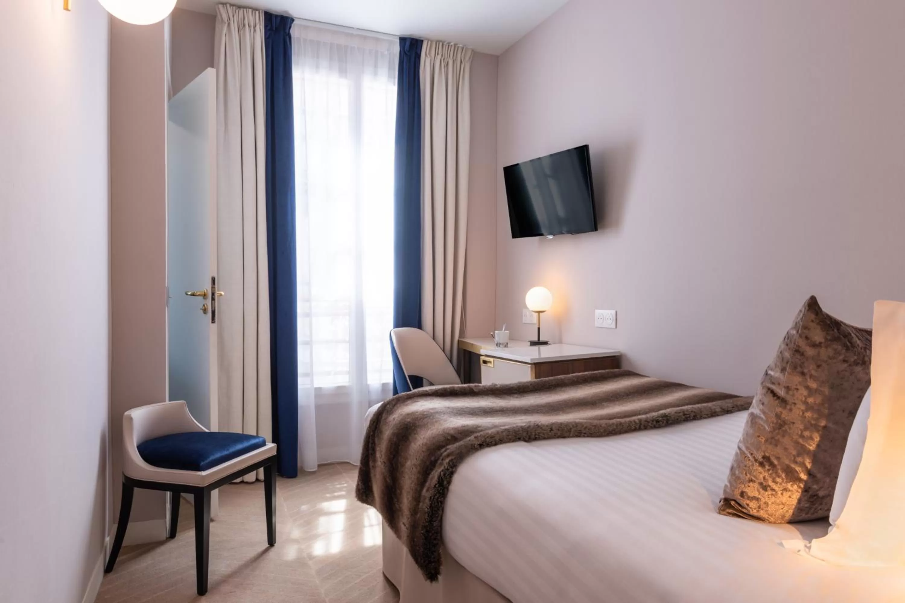 Bedroom, Bed in Lord Byron