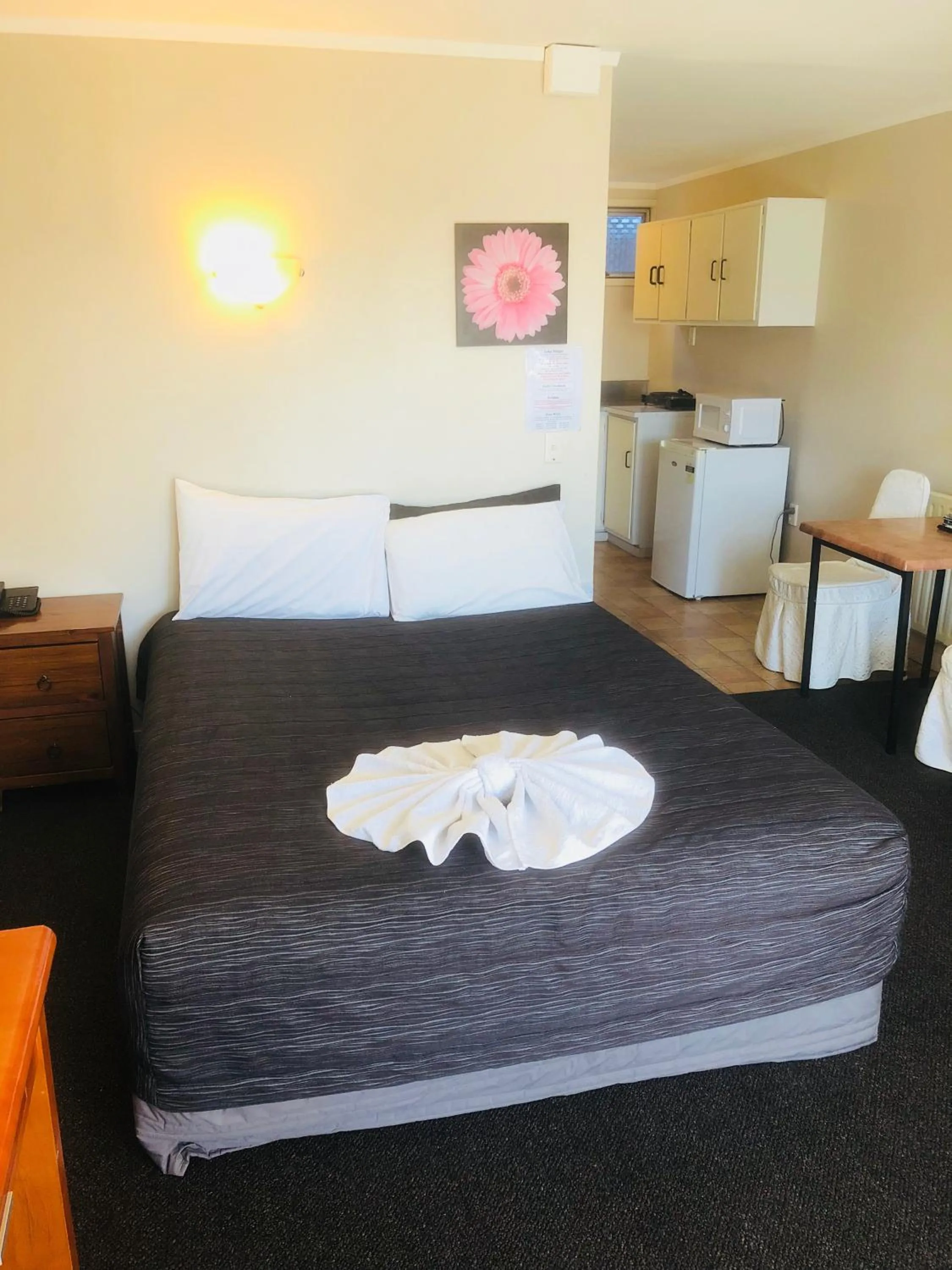 Bed in Gateway International Motel