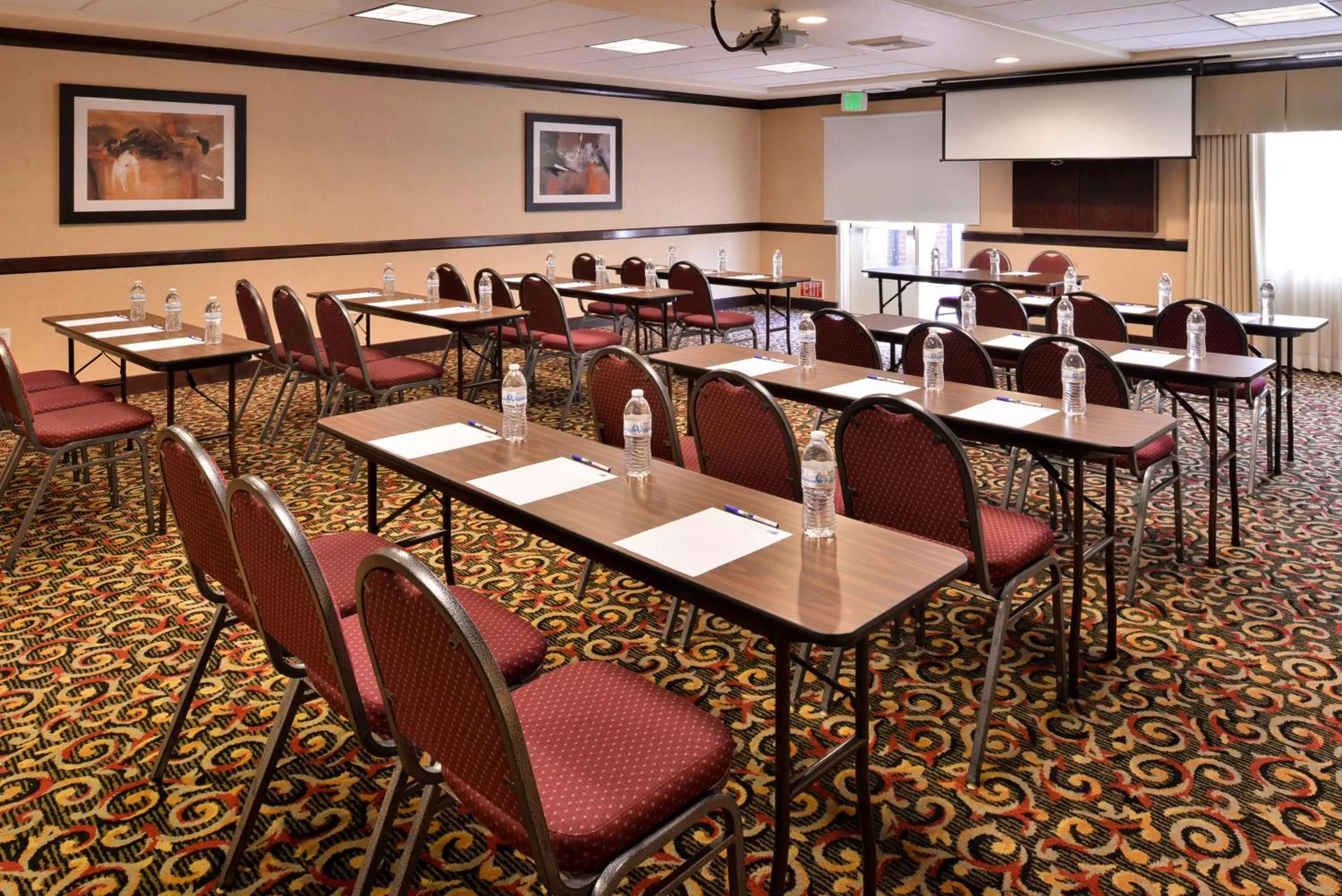 Meeting/conference room in Holiday Inn Express Hotel & Suites Lincoln-Roseville Area, an IHG Hotel