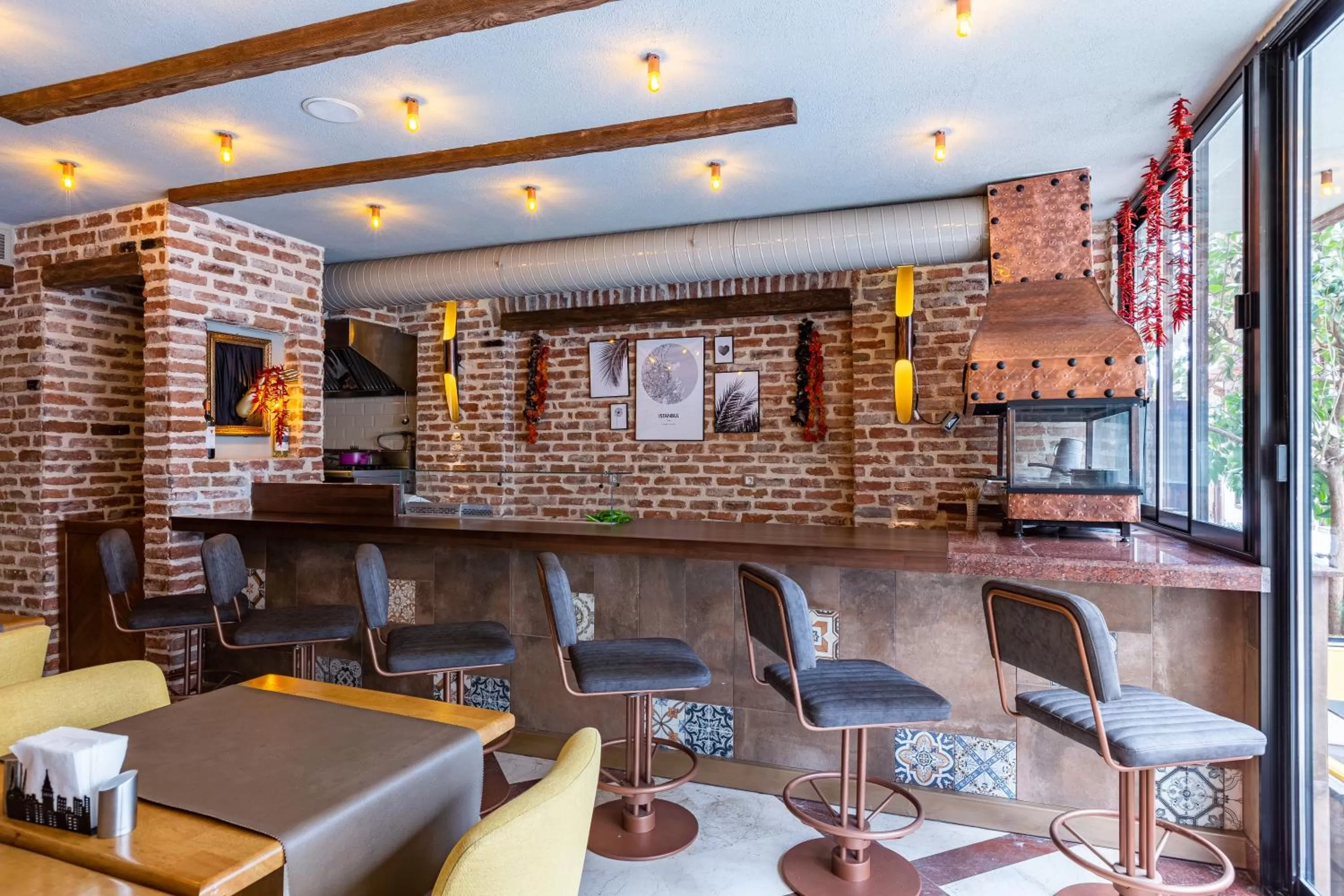 Restaurant/places to eat in Seraglio Hotel & Suites