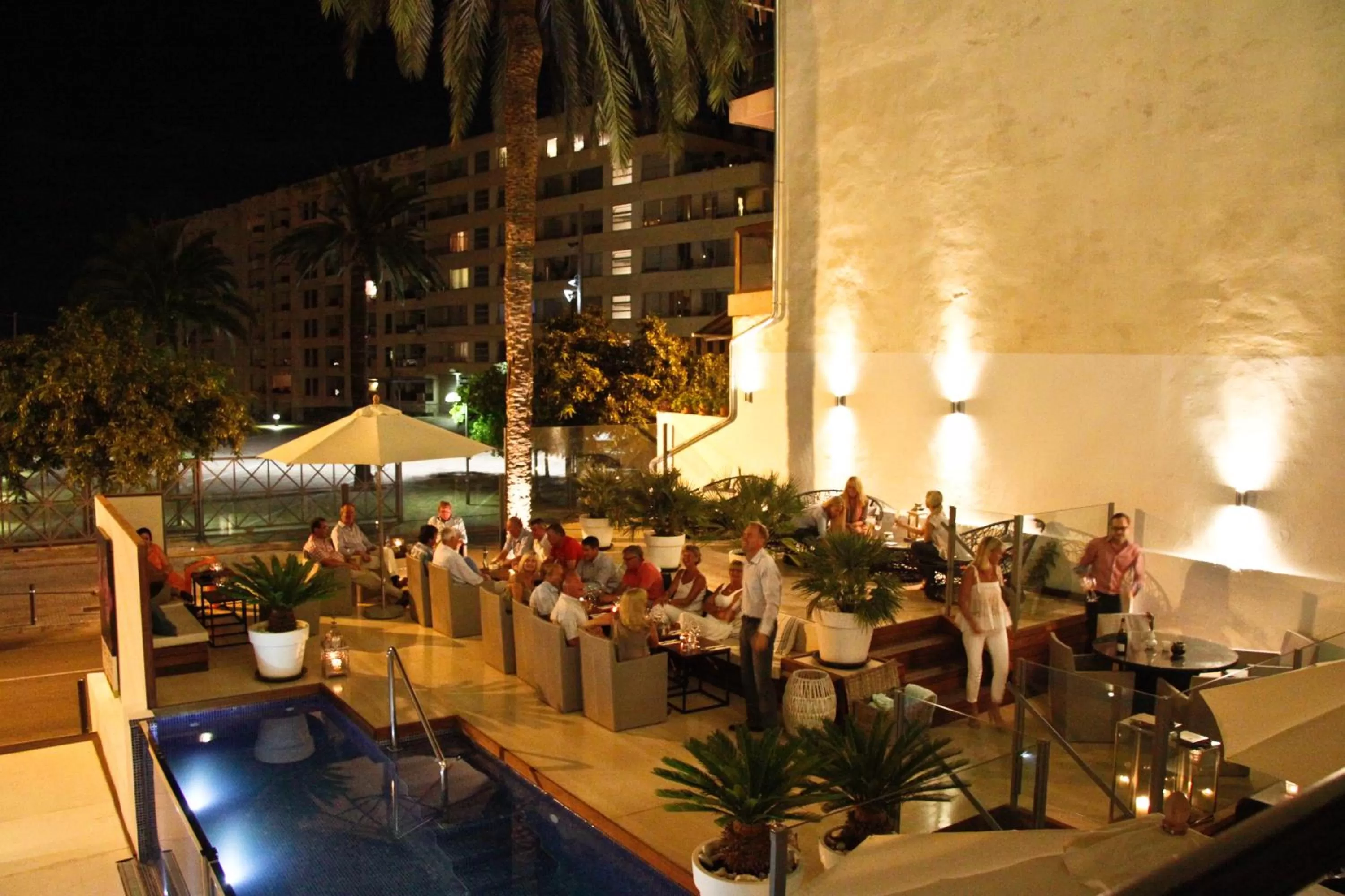 People in Hotel Feliz