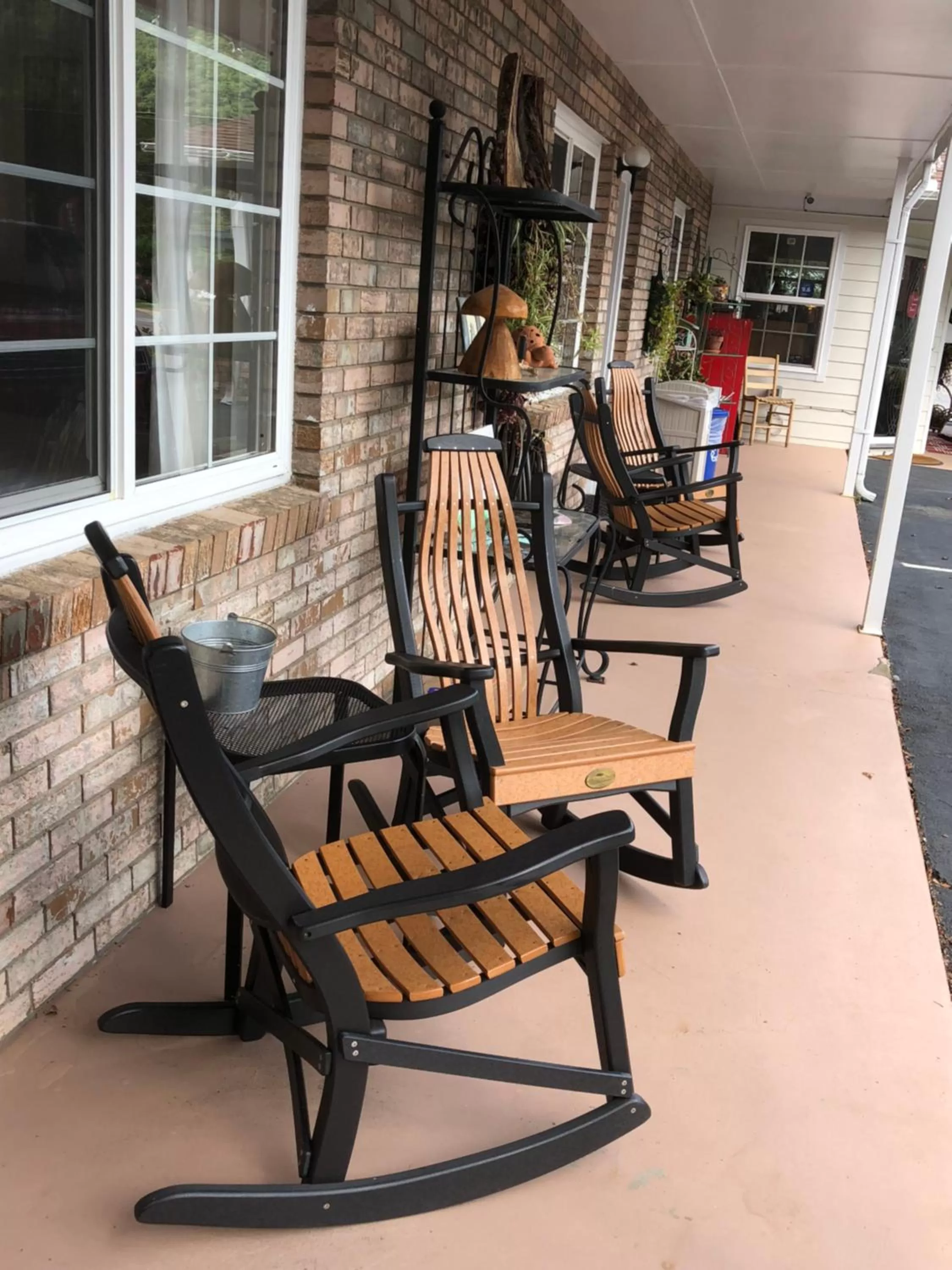 Seating area in Cardinal Inn