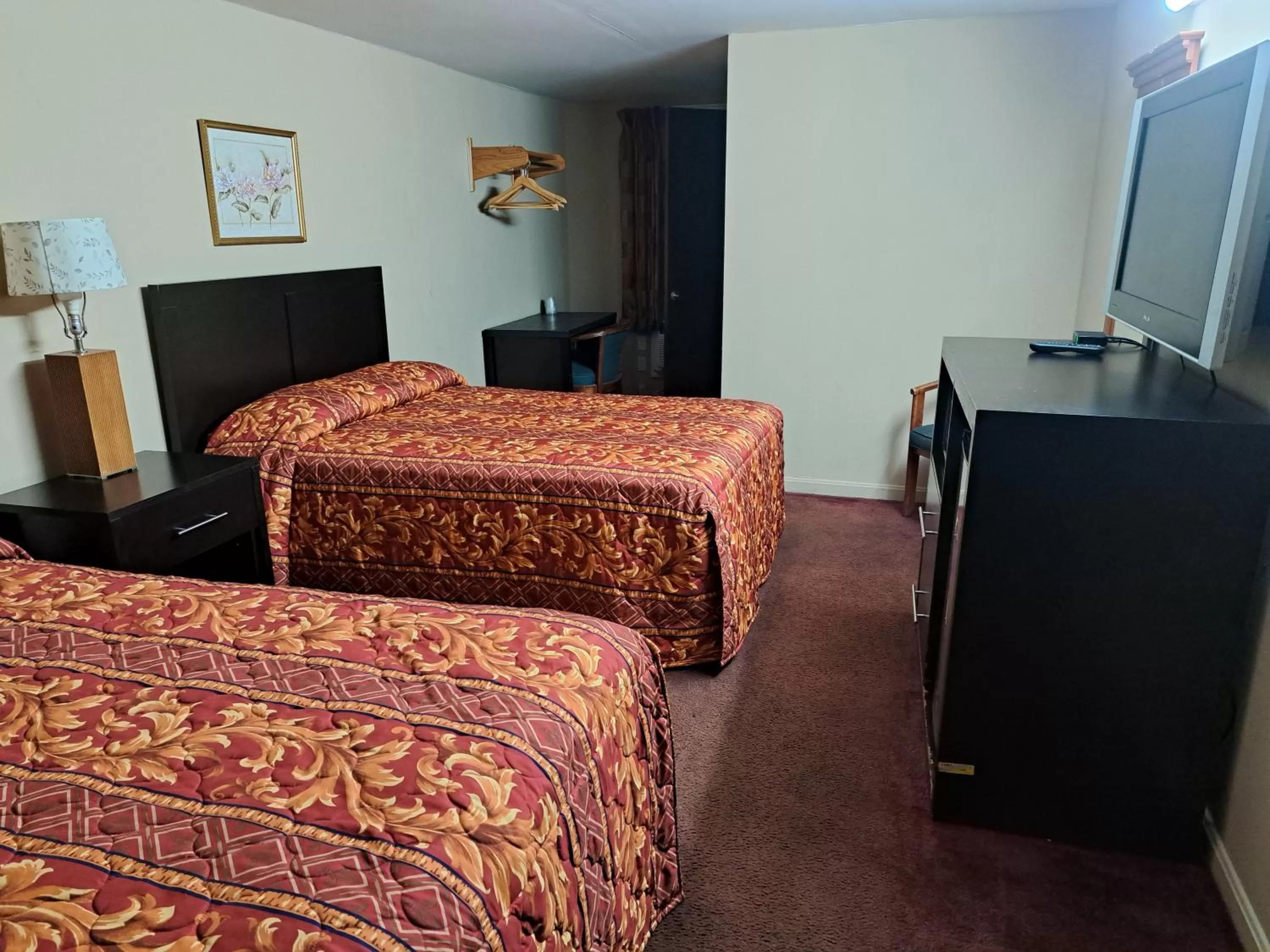 Photo of the whole room, Bed in Pennswoods Inn